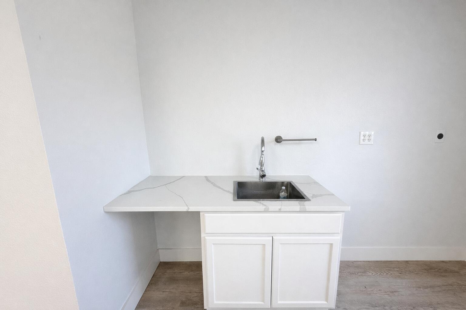 4152 Arden Road, Building 2a Property Photo 4