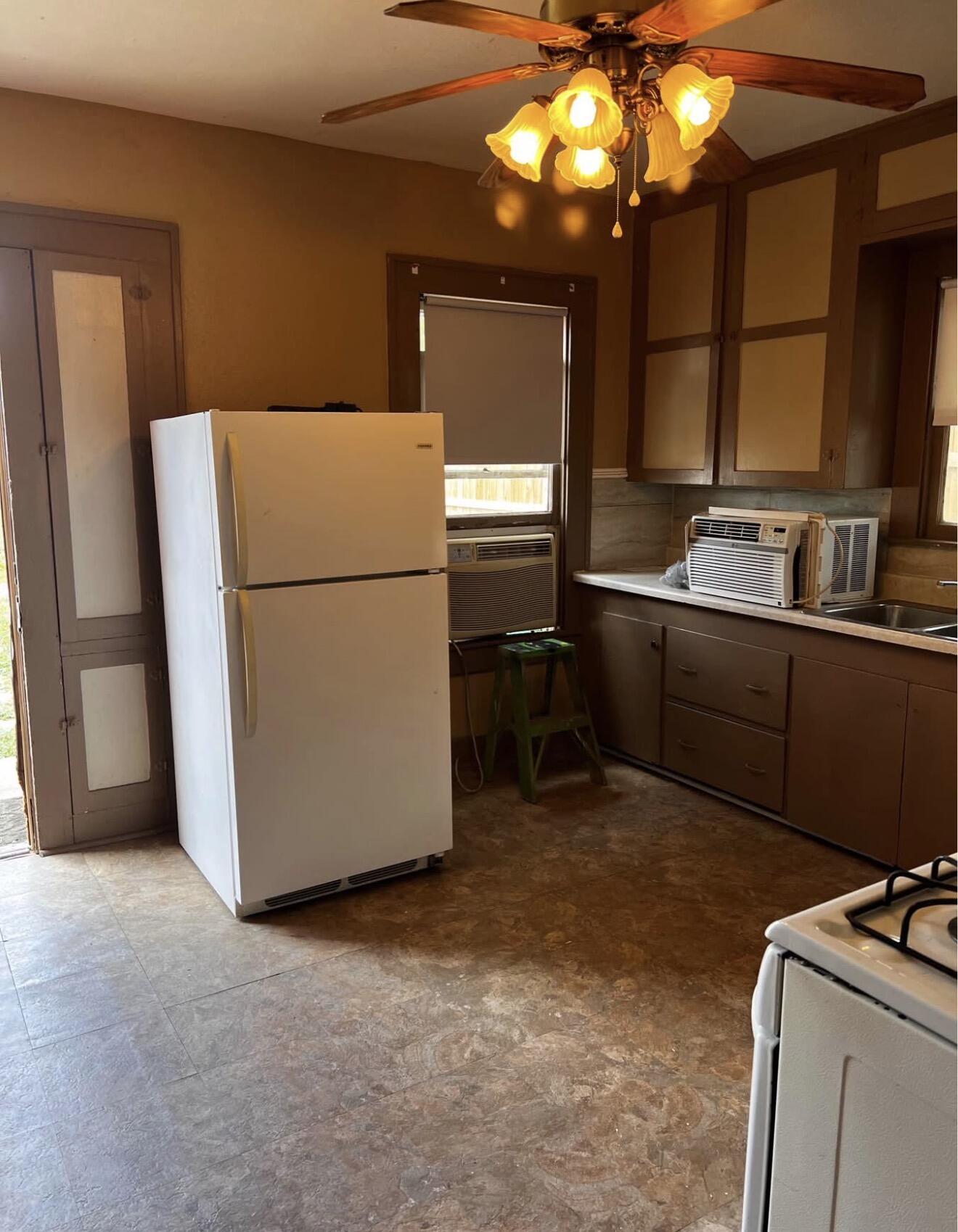614 E Harris Avenue Property Photo 9