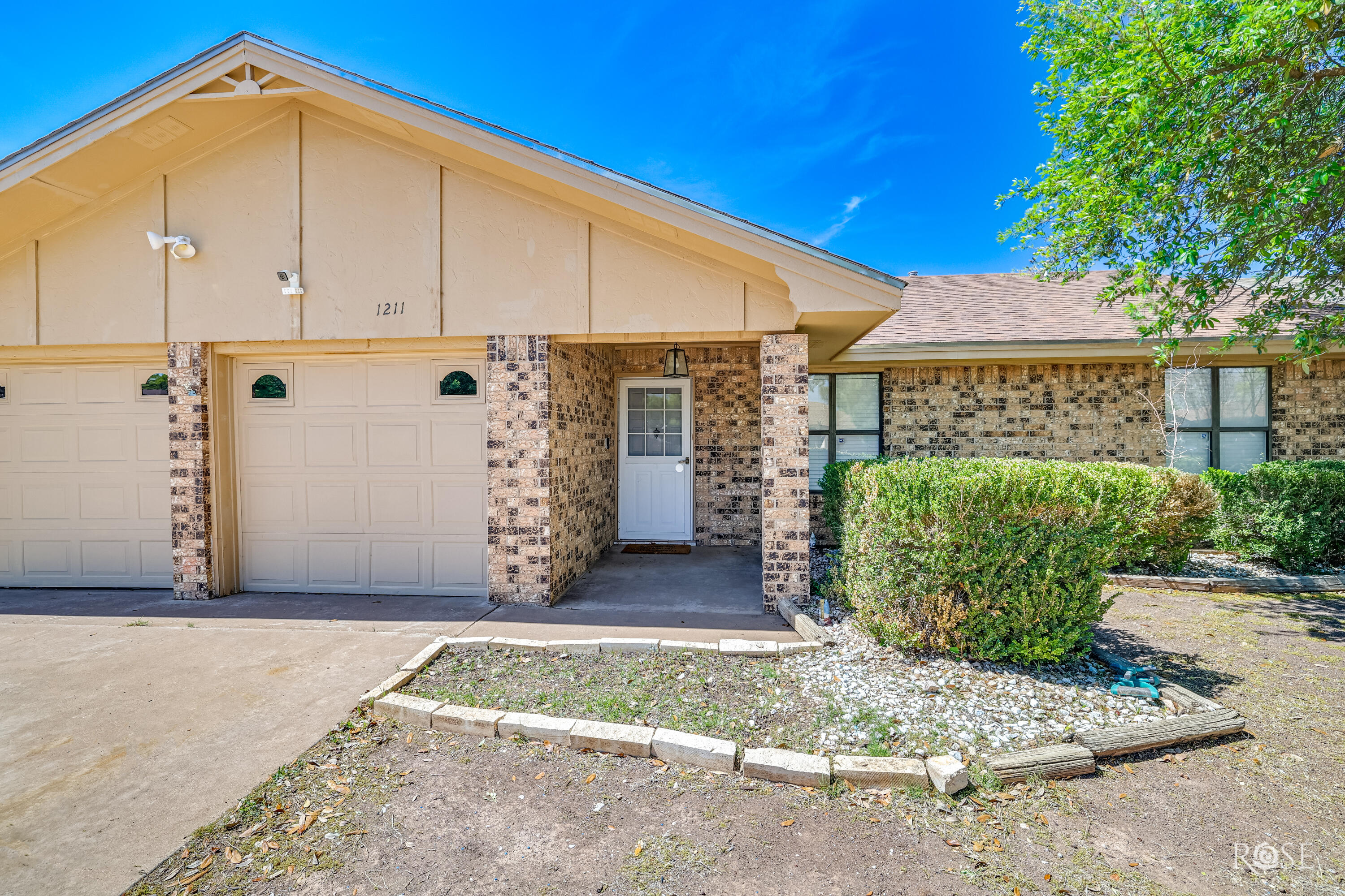 1211 Gregory Drive Property Photo 2