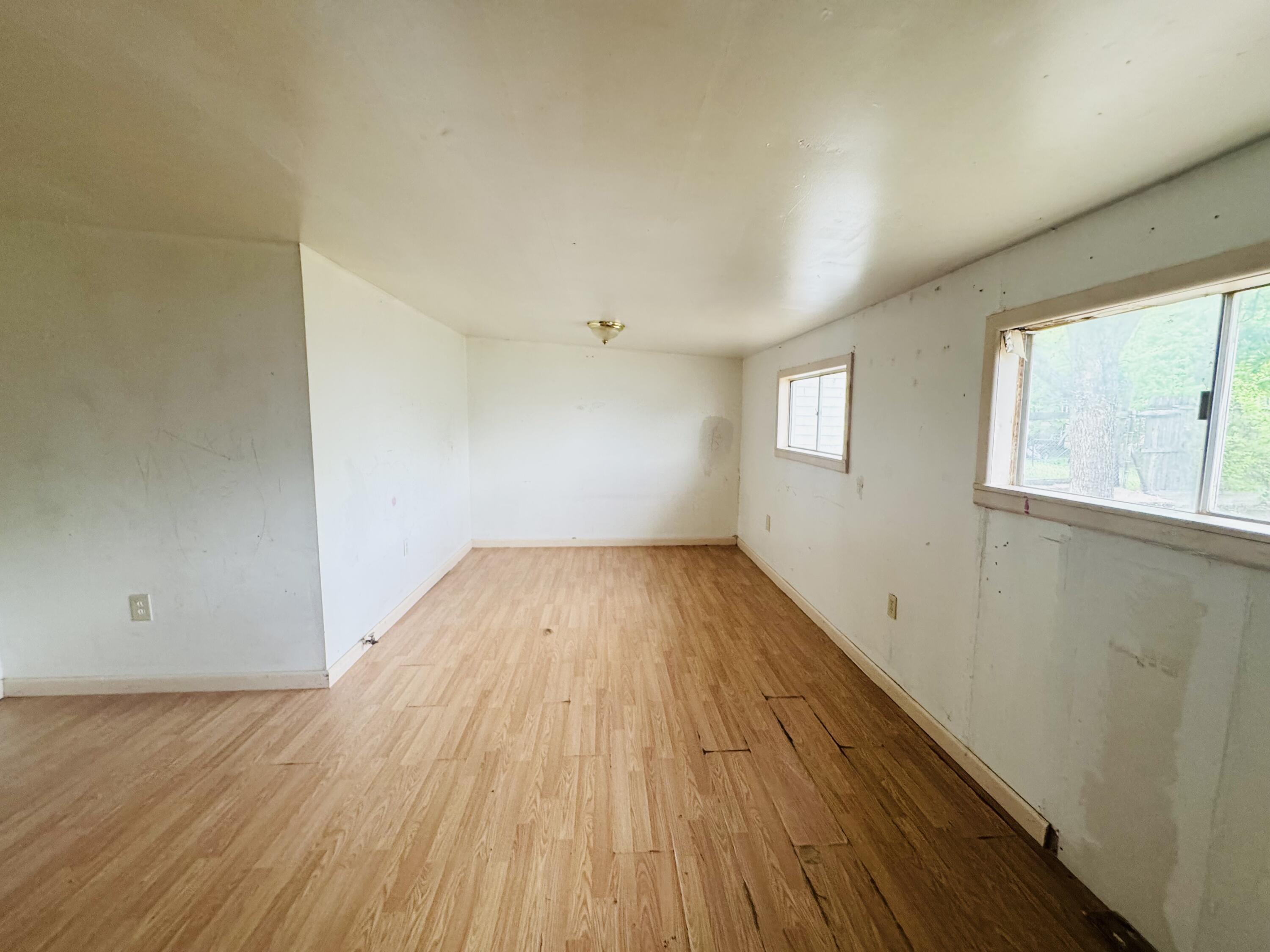 402 E Dale Street Property Photo 3