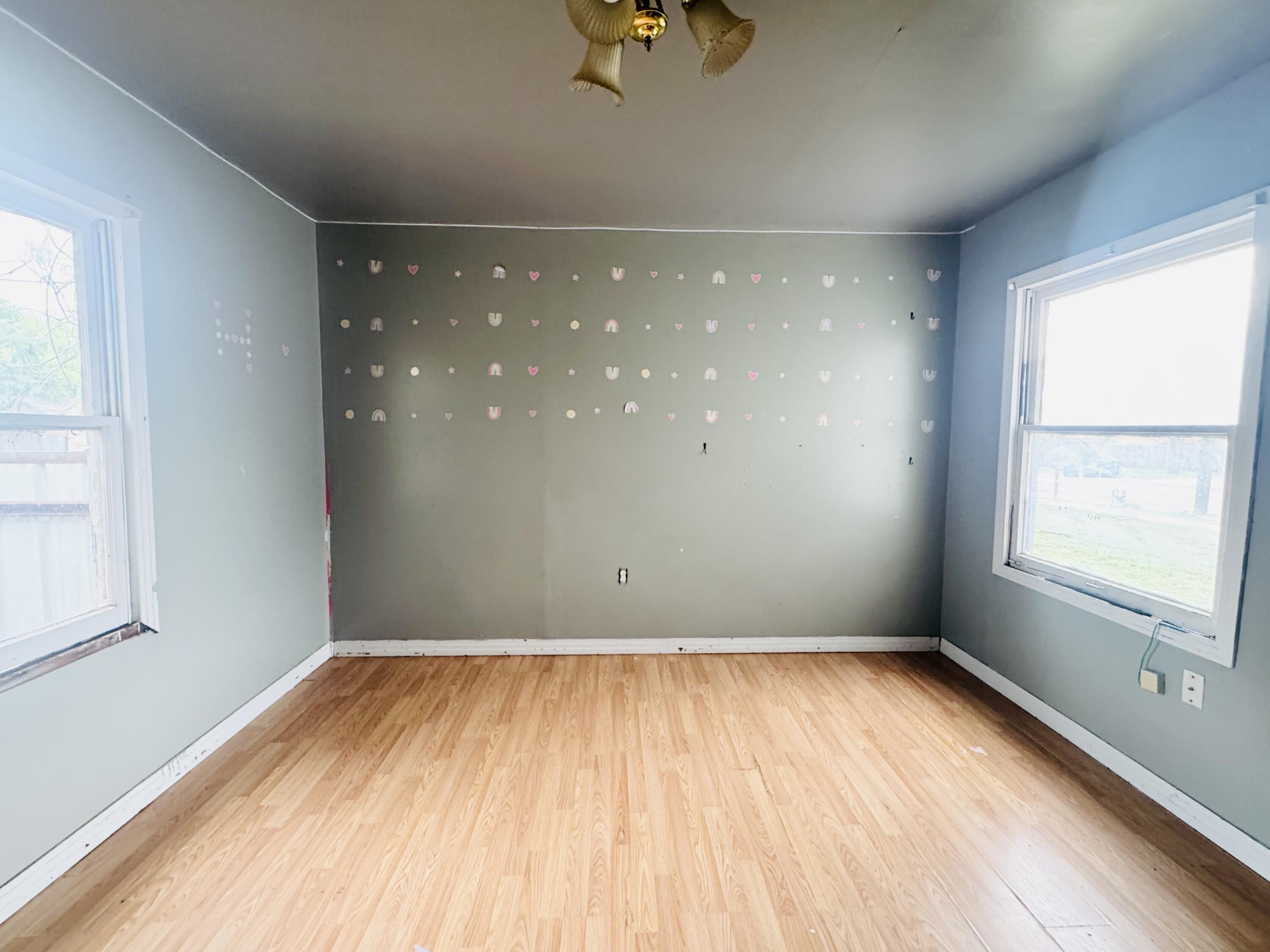 402 E Dale Street Property Photo 4