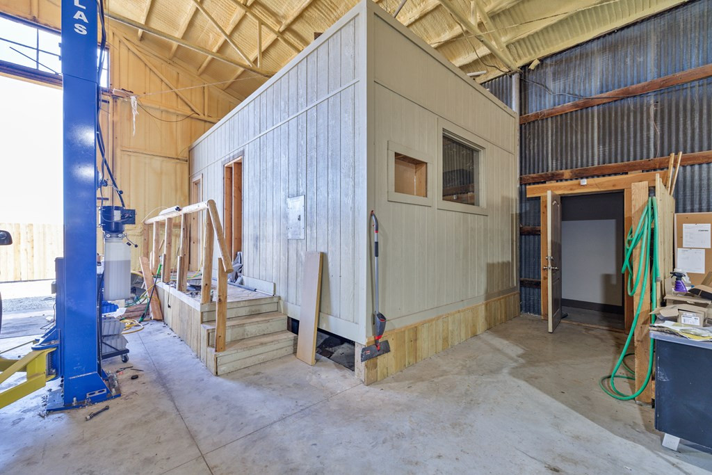 8470 Loop 570 Property Photo 19