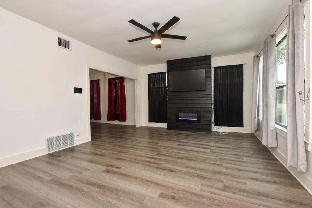 309 N Adams Street Property Photo 6