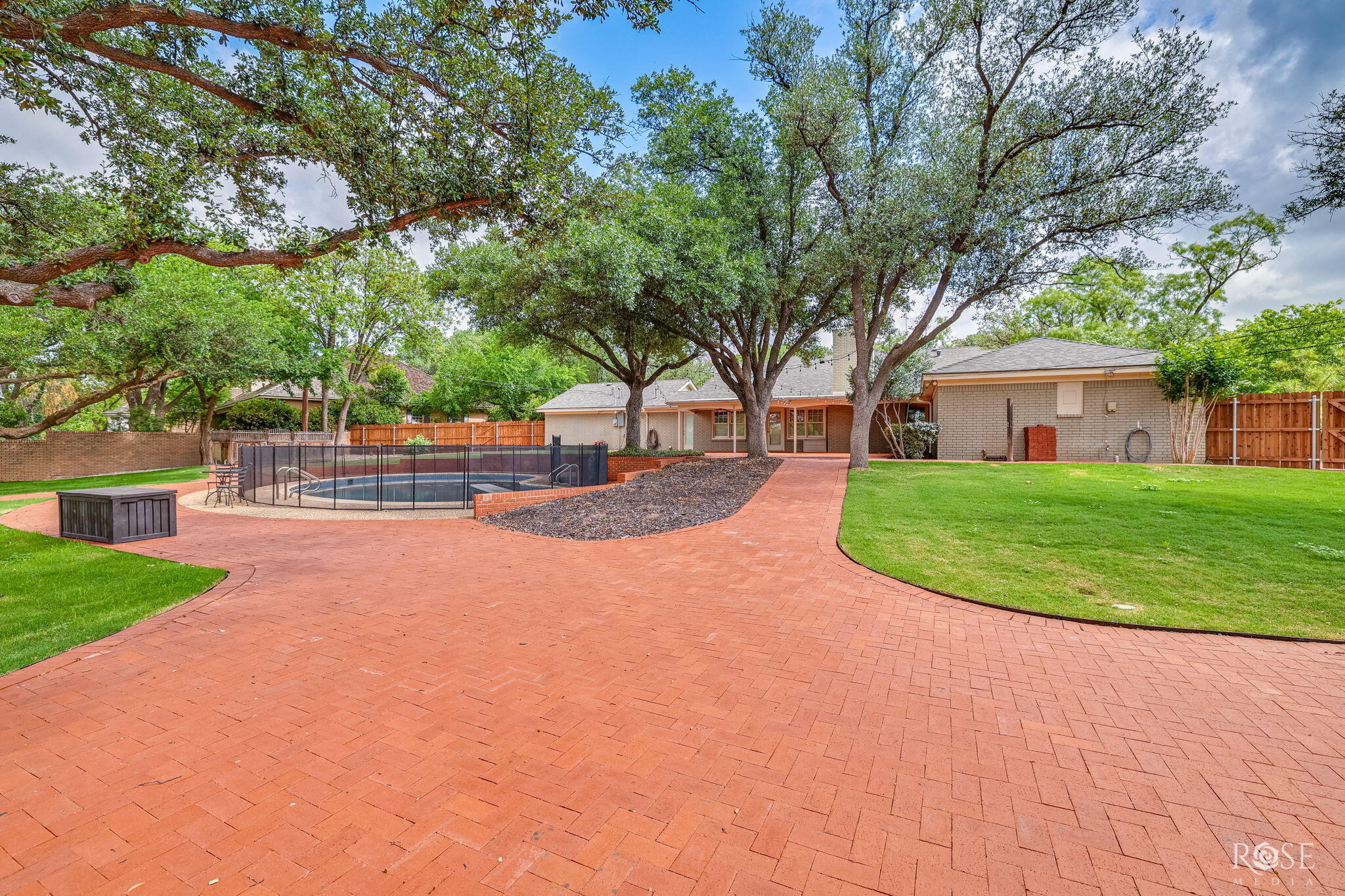 2305 Douglas Drive Property Photo 3