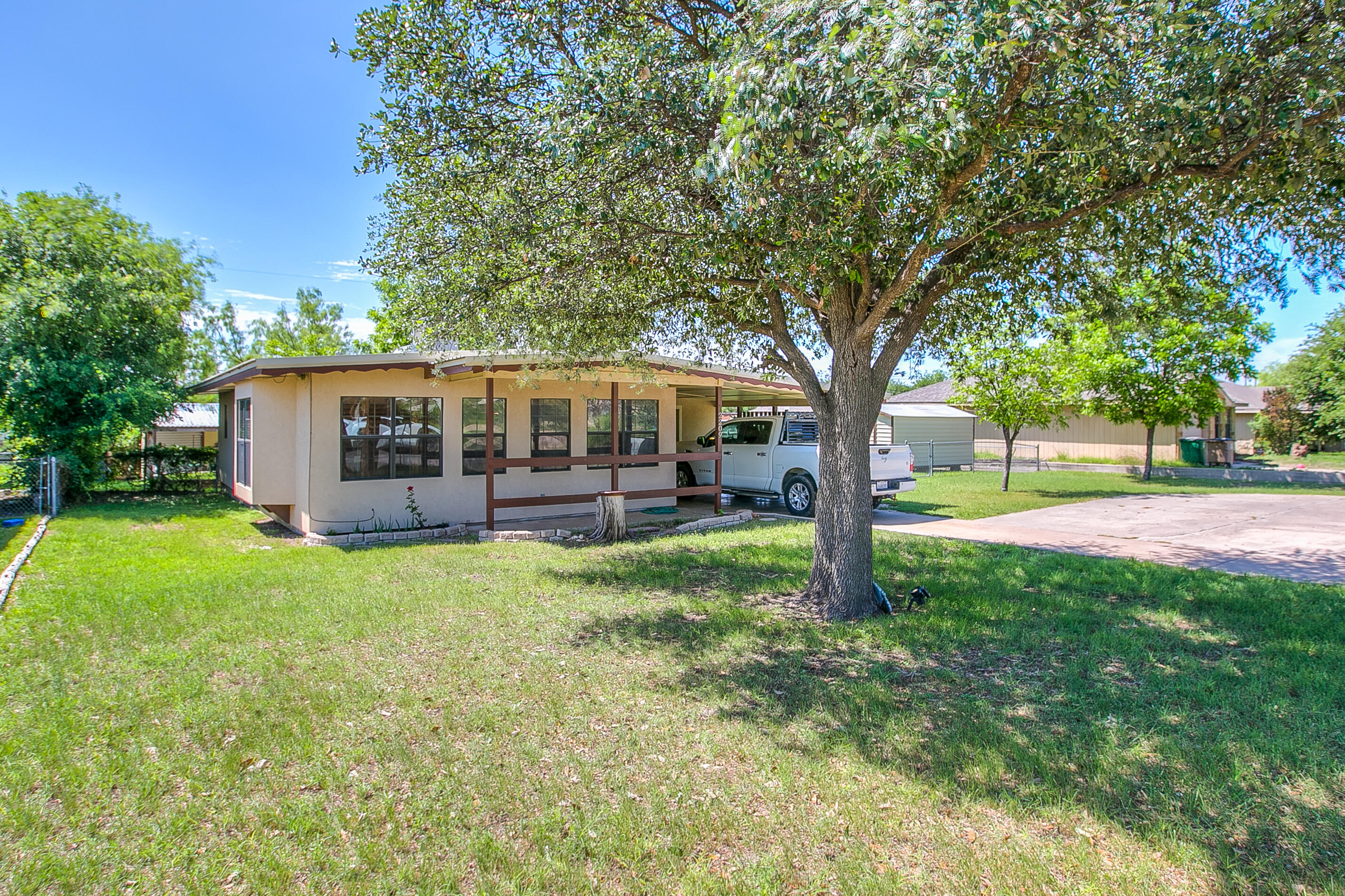 2209 Lindell Avenue Property Photo 1
