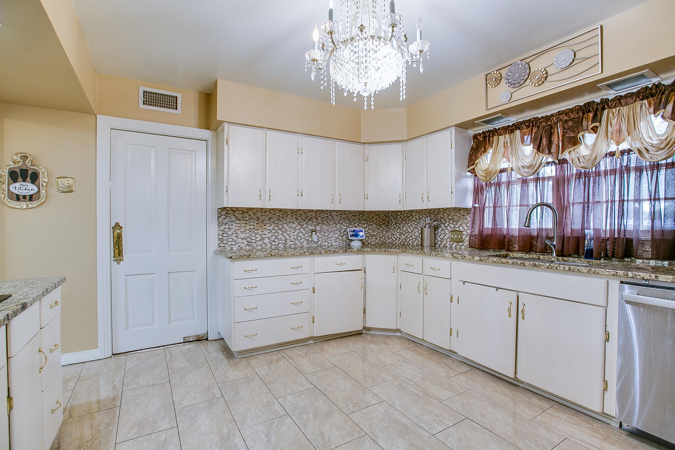 2634 Oxford Avenue Property Photo 15
