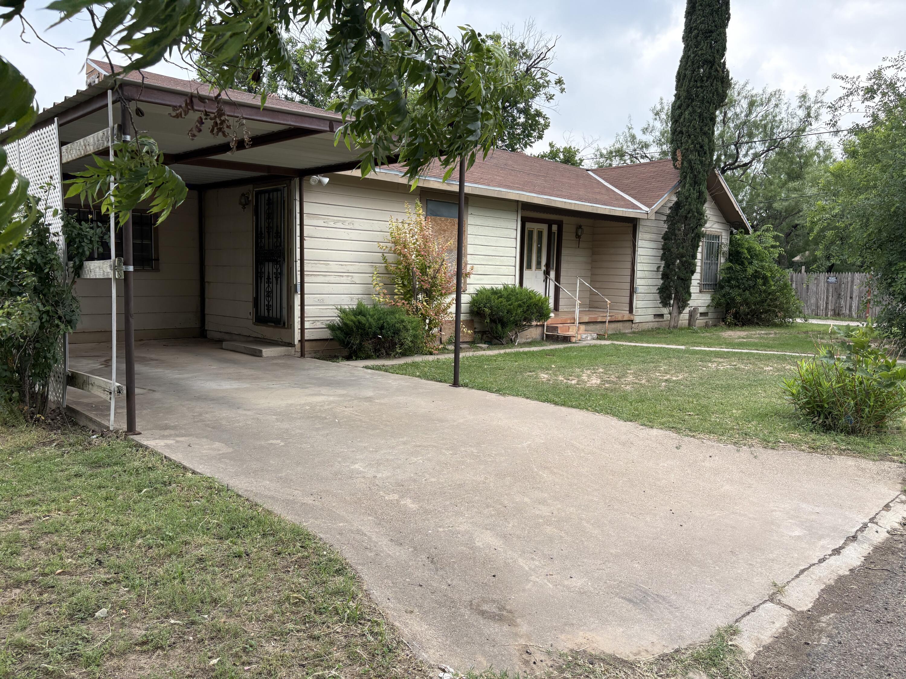 220 N Poe Street Property Photo 4