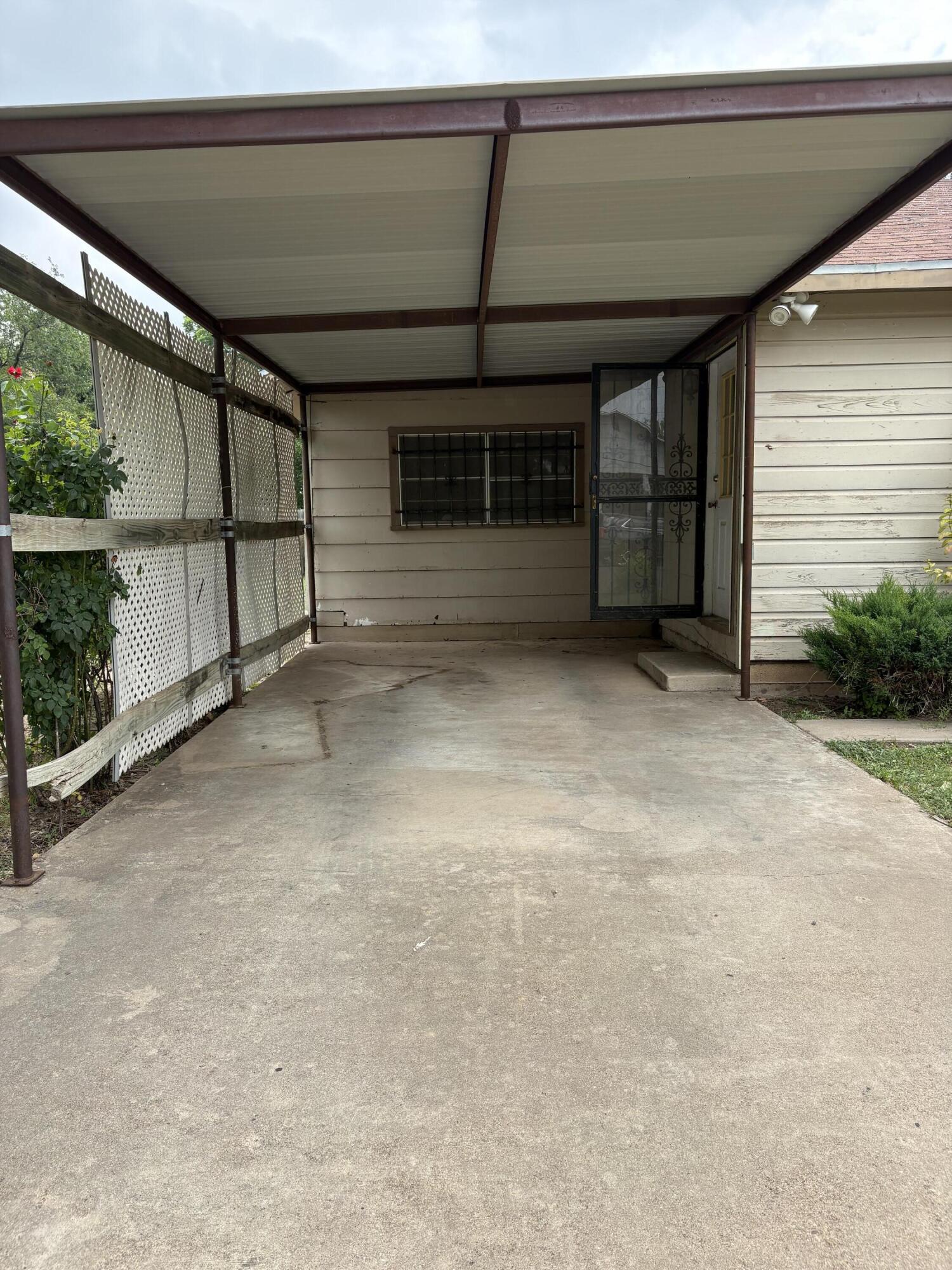 220 N Poe Street Property Photo 5