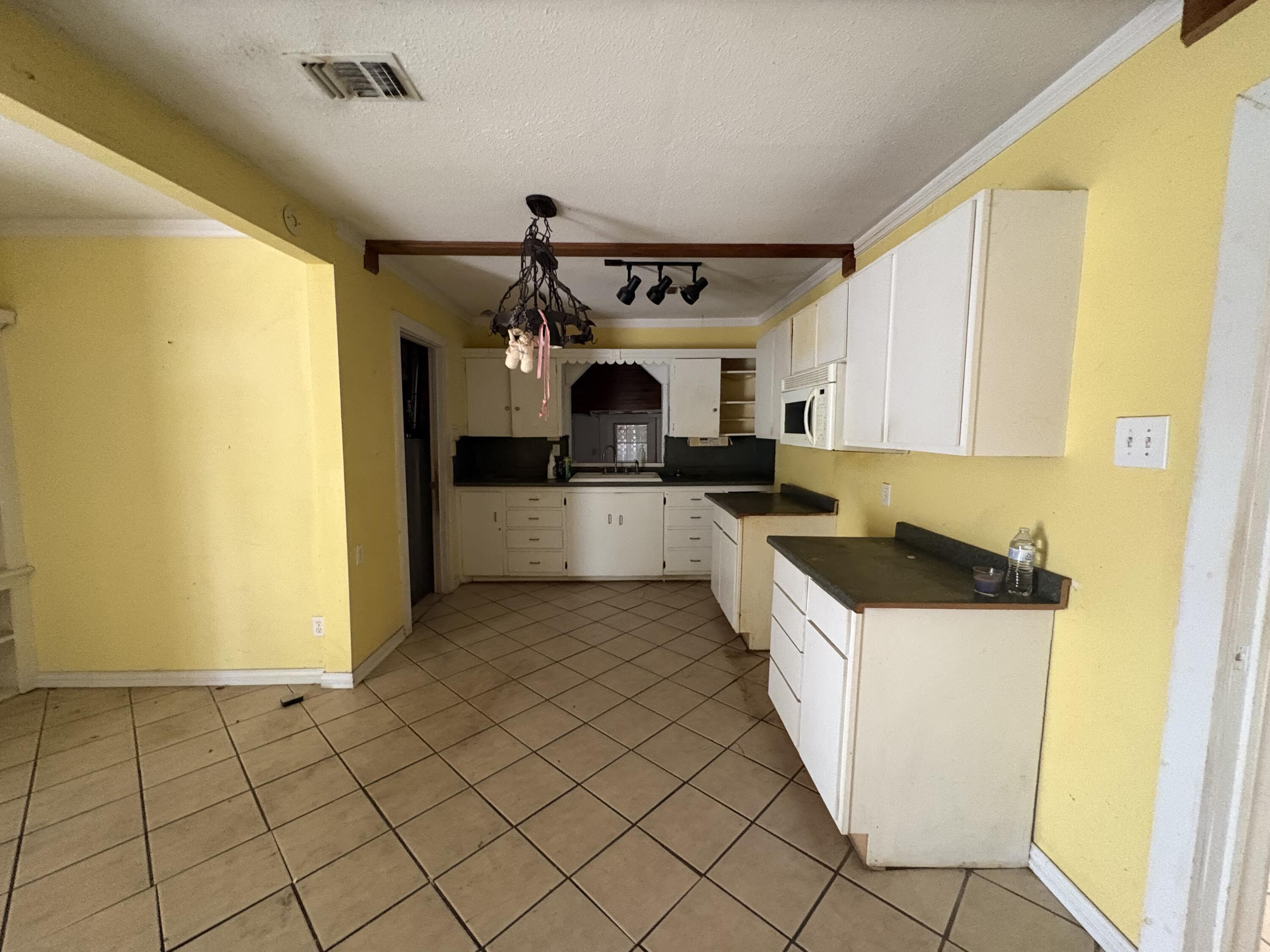 220 N Poe Street Property Photo 8