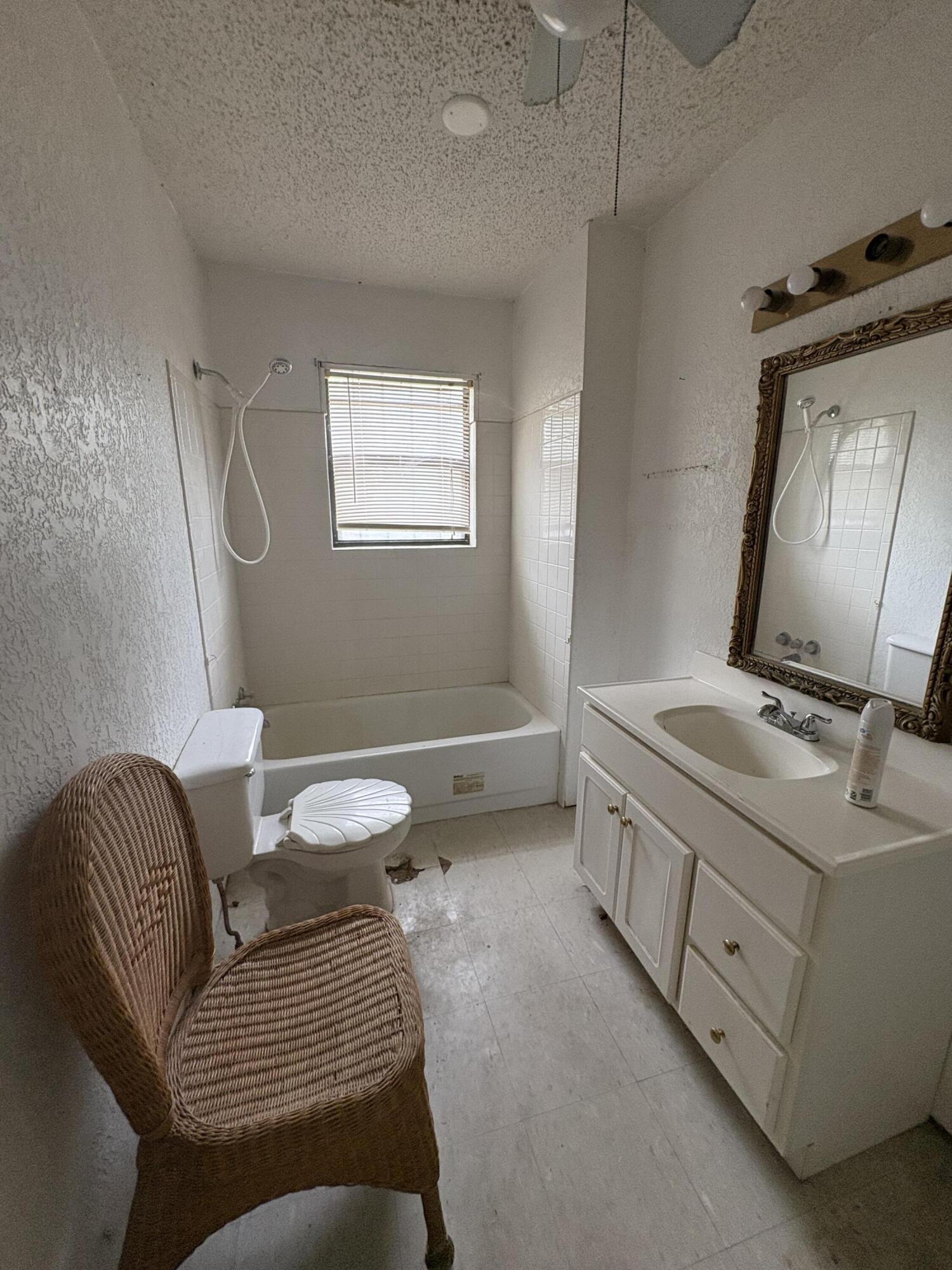 220 N Poe Street Property Photo 10