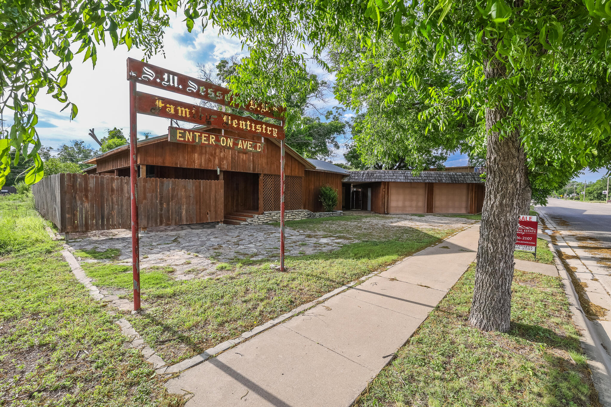 303 Avenue E Property Photo 2