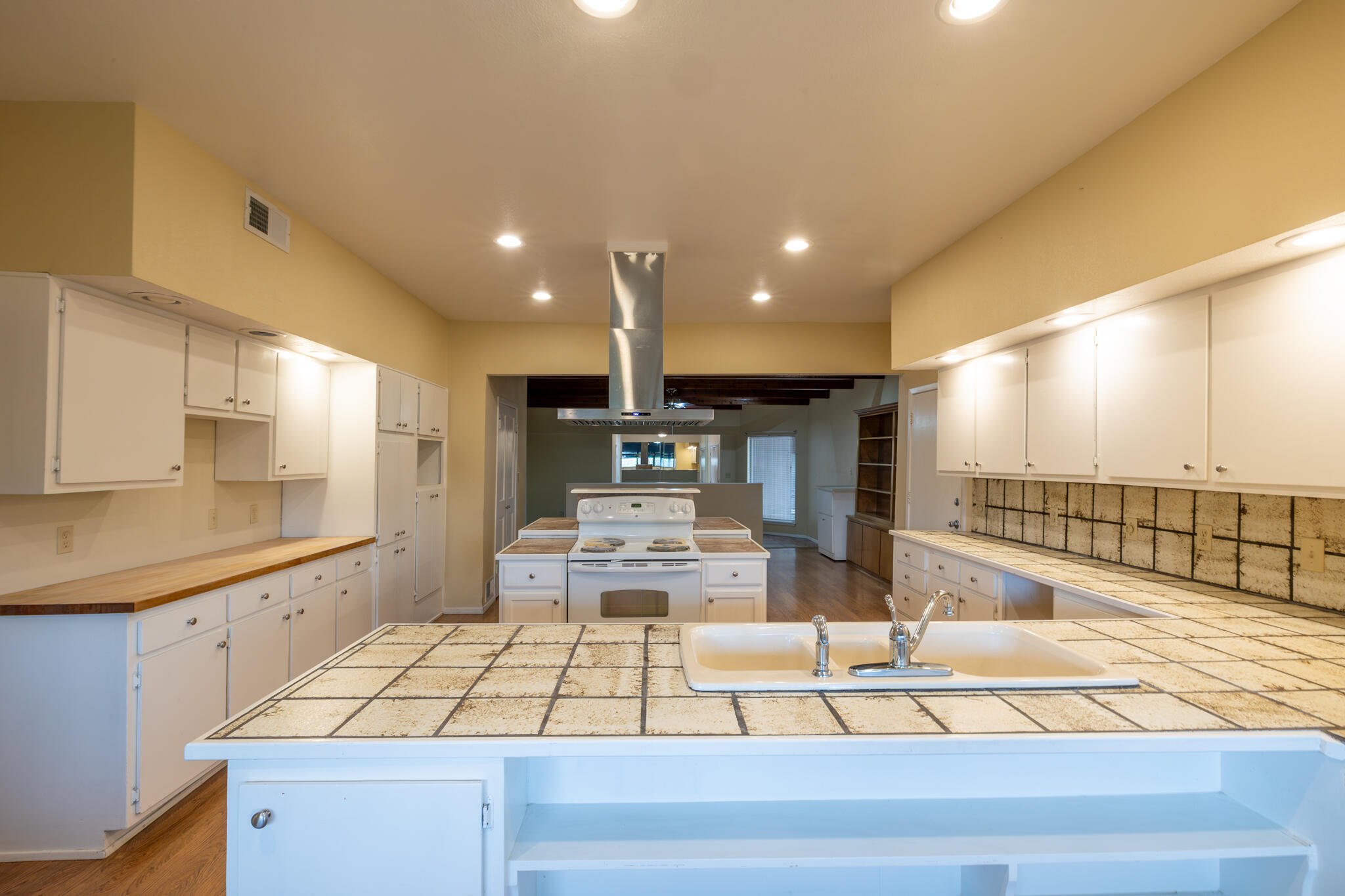 303 Avenue E Property Photo 10