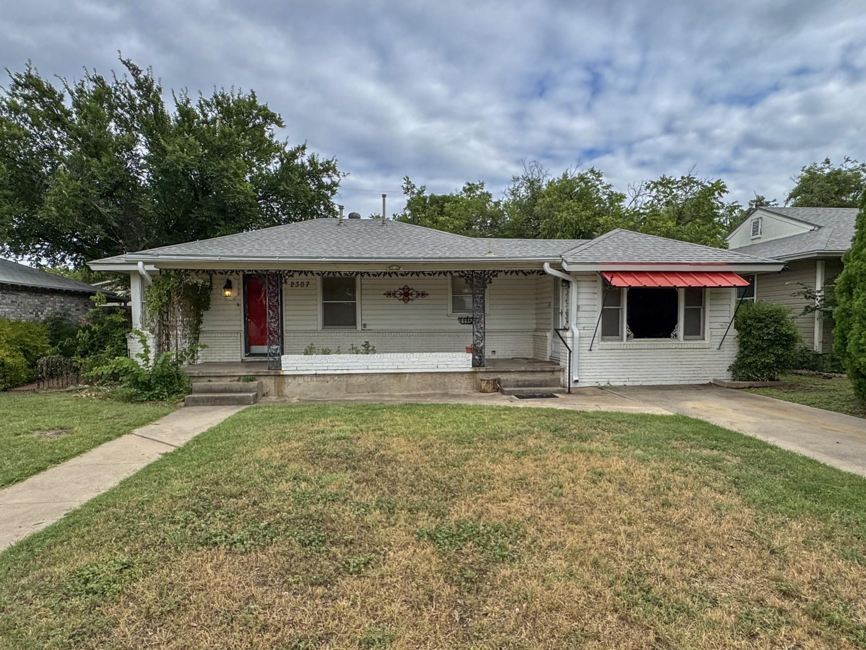 2307 W Twohig Avenue Property Photo 1