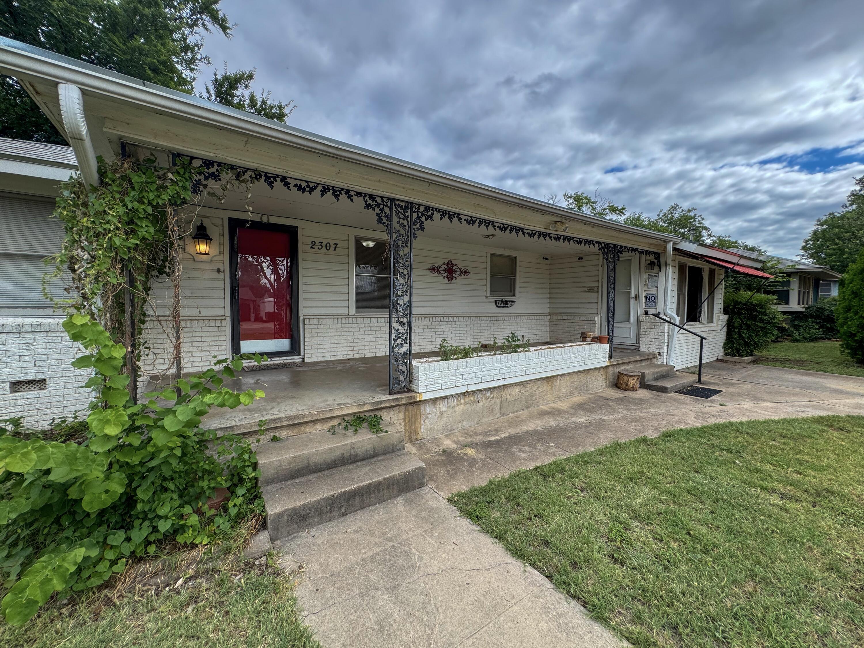 2307 W Twohig Avenue Property Photo 4