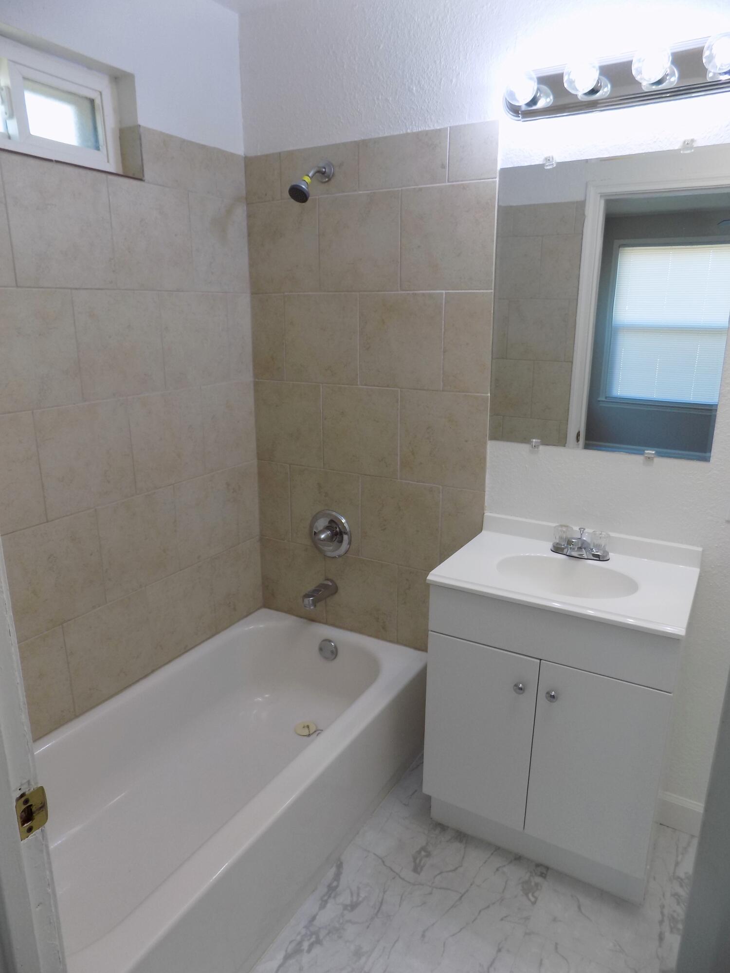 413 N Bishop Street Property Photo 6