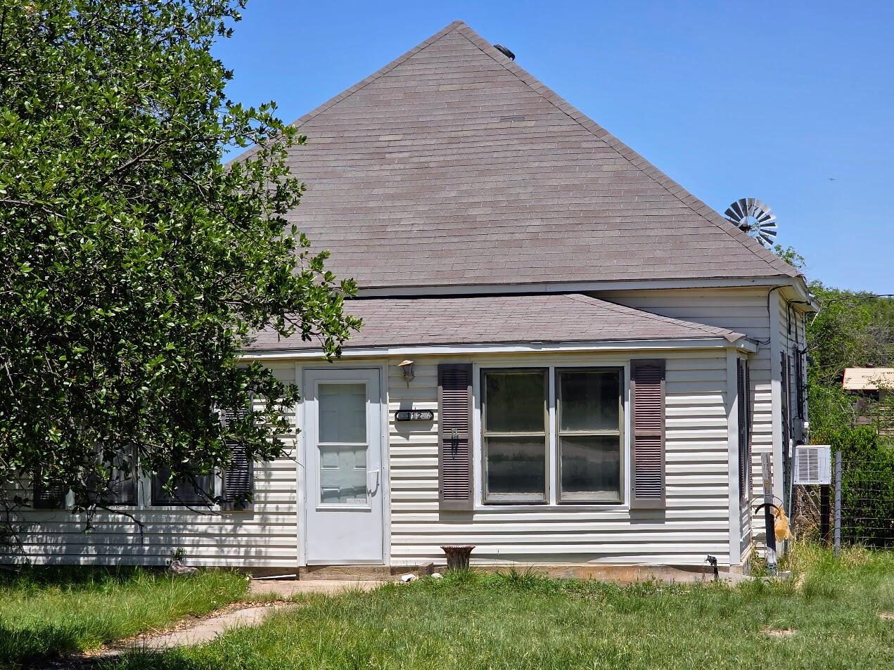 112 W Fleming Avenue Property Photo 1