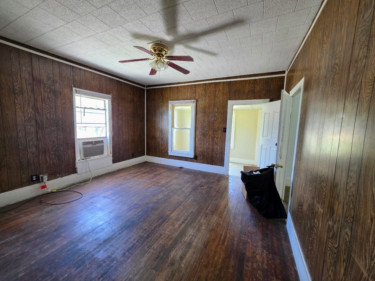 112 W Fleming Avenue Property Photo 4