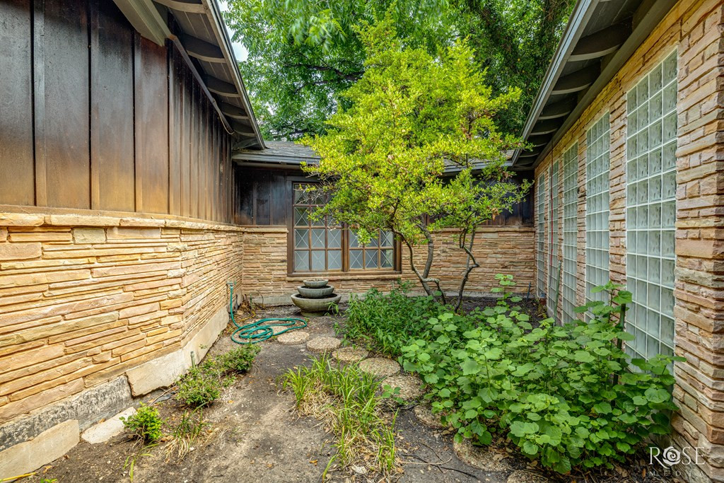 1703 Christoval Road Property Photo 8