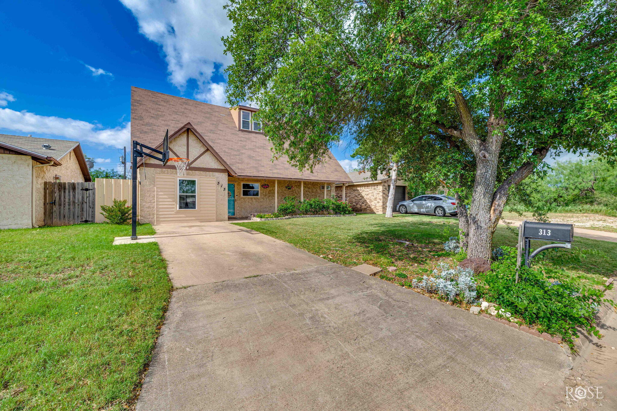 313 E 44th Street Property Photo 1