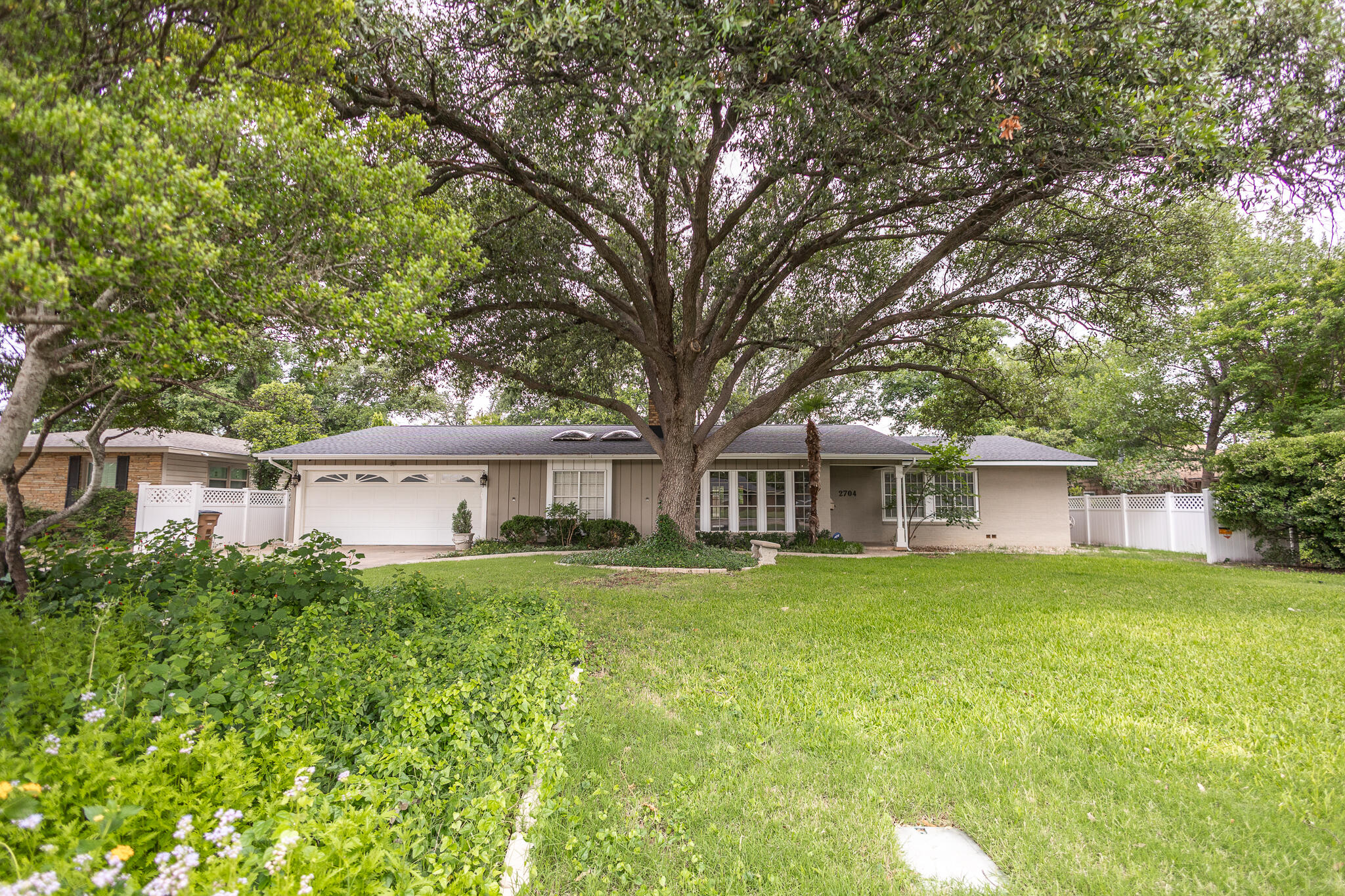 2704 W Twohig Avenue Property Photo 1