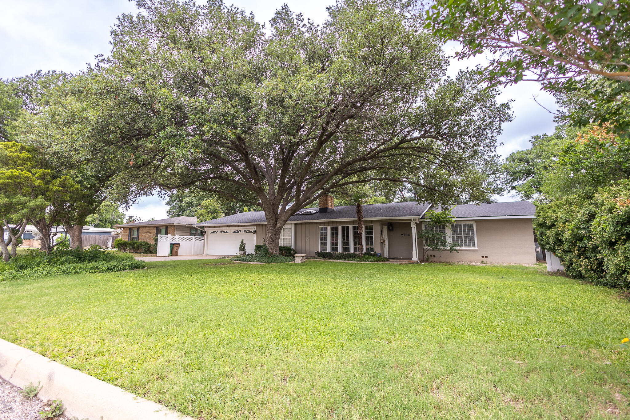 2704 W Twohig Avenue Property Photo 2