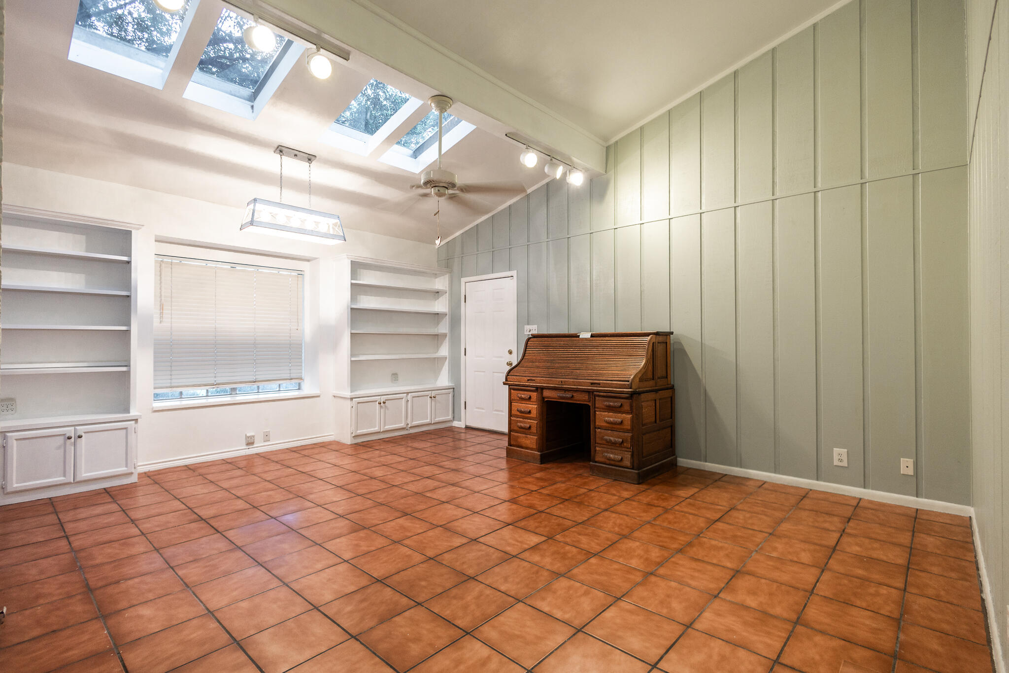 2704 W Twohig Avenue Property Photo 4