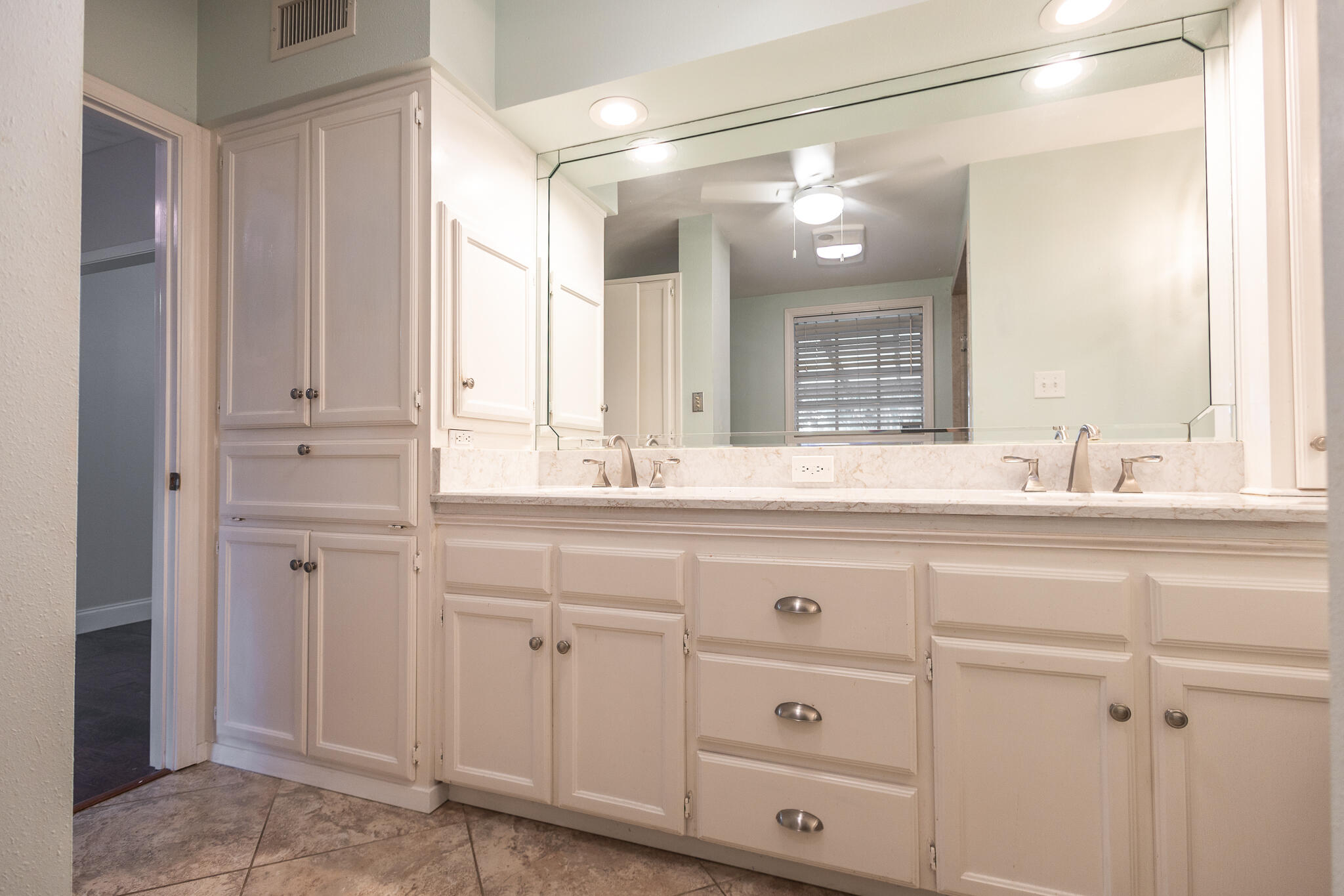 2704 W Twohig Avenue Property Photo 19