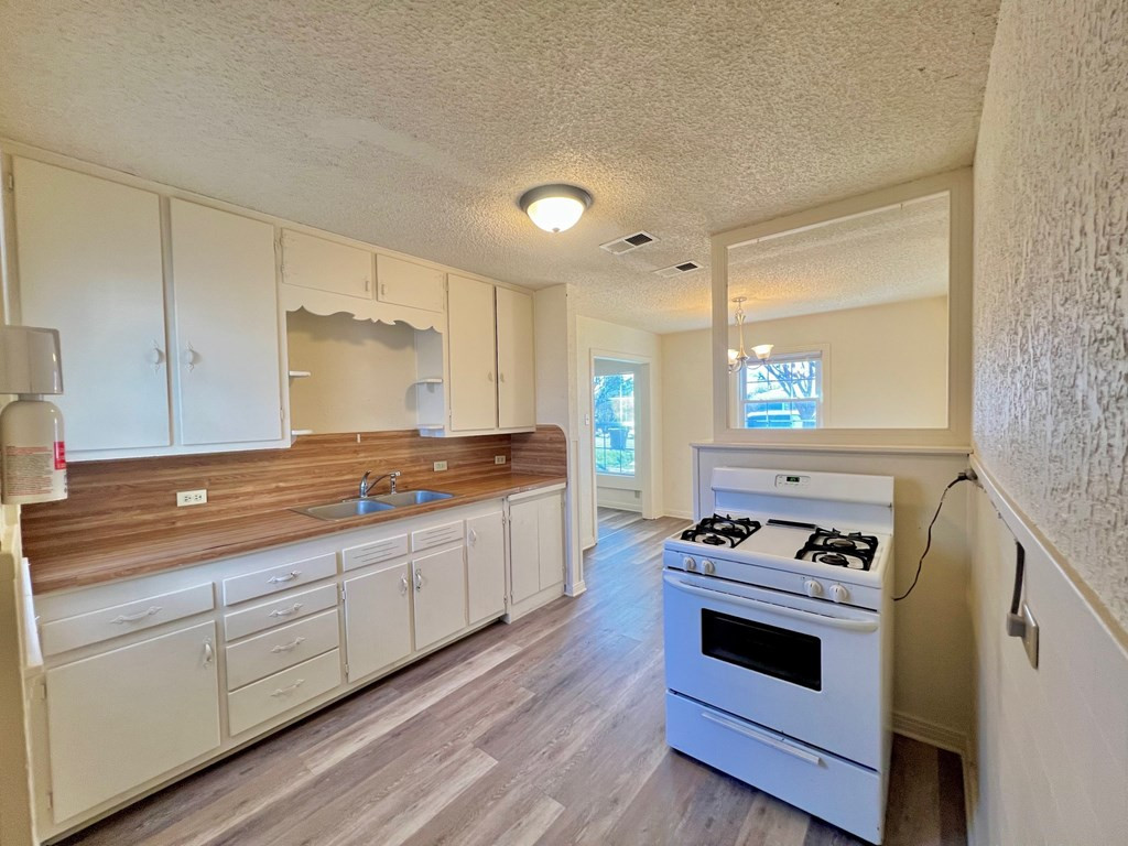 1102 Ardmore Street Property Photo 5