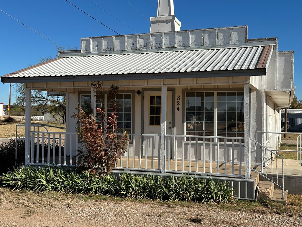 824 Austin Street Property Photo 2