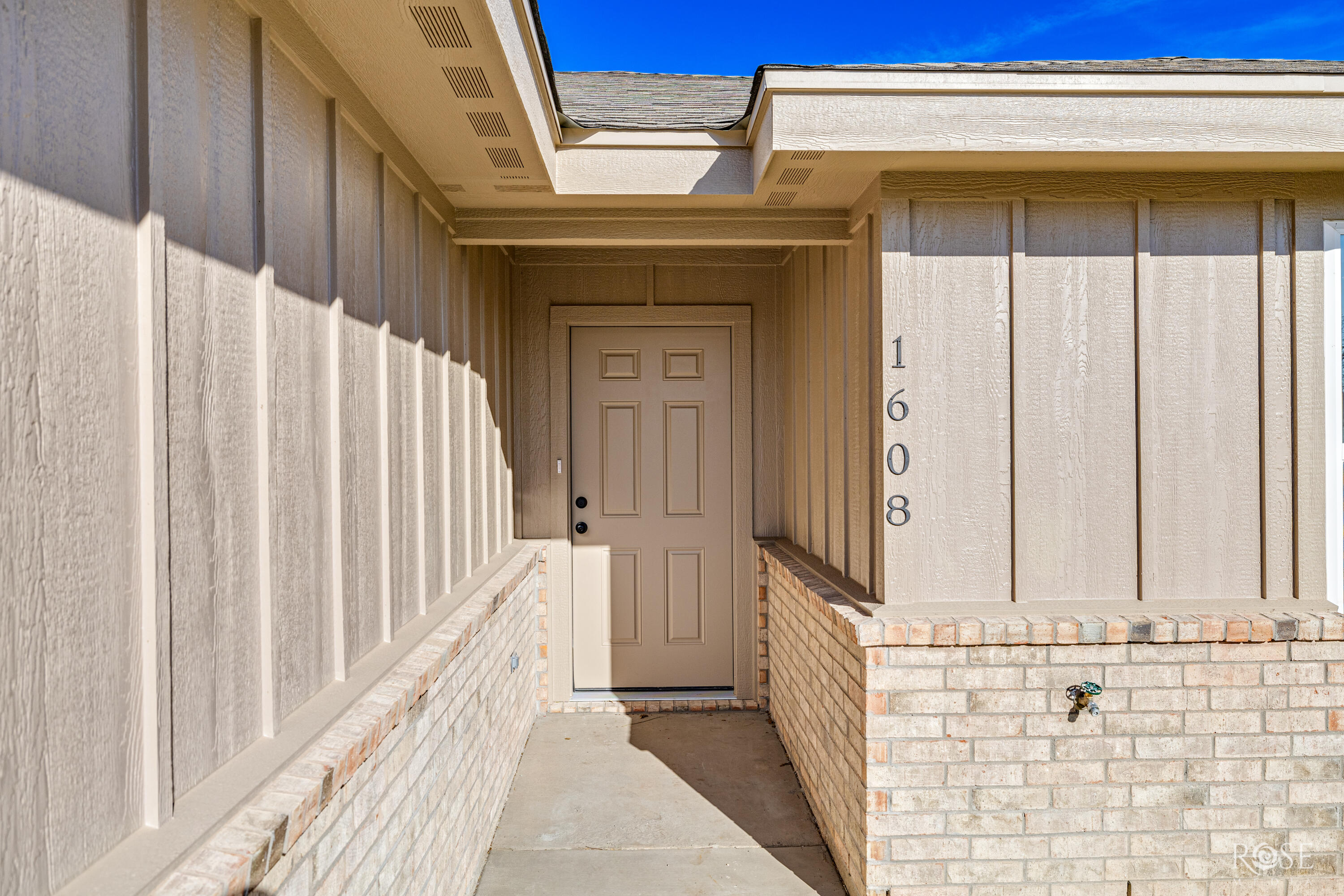 1608 N Oakes Street Property Photo 6