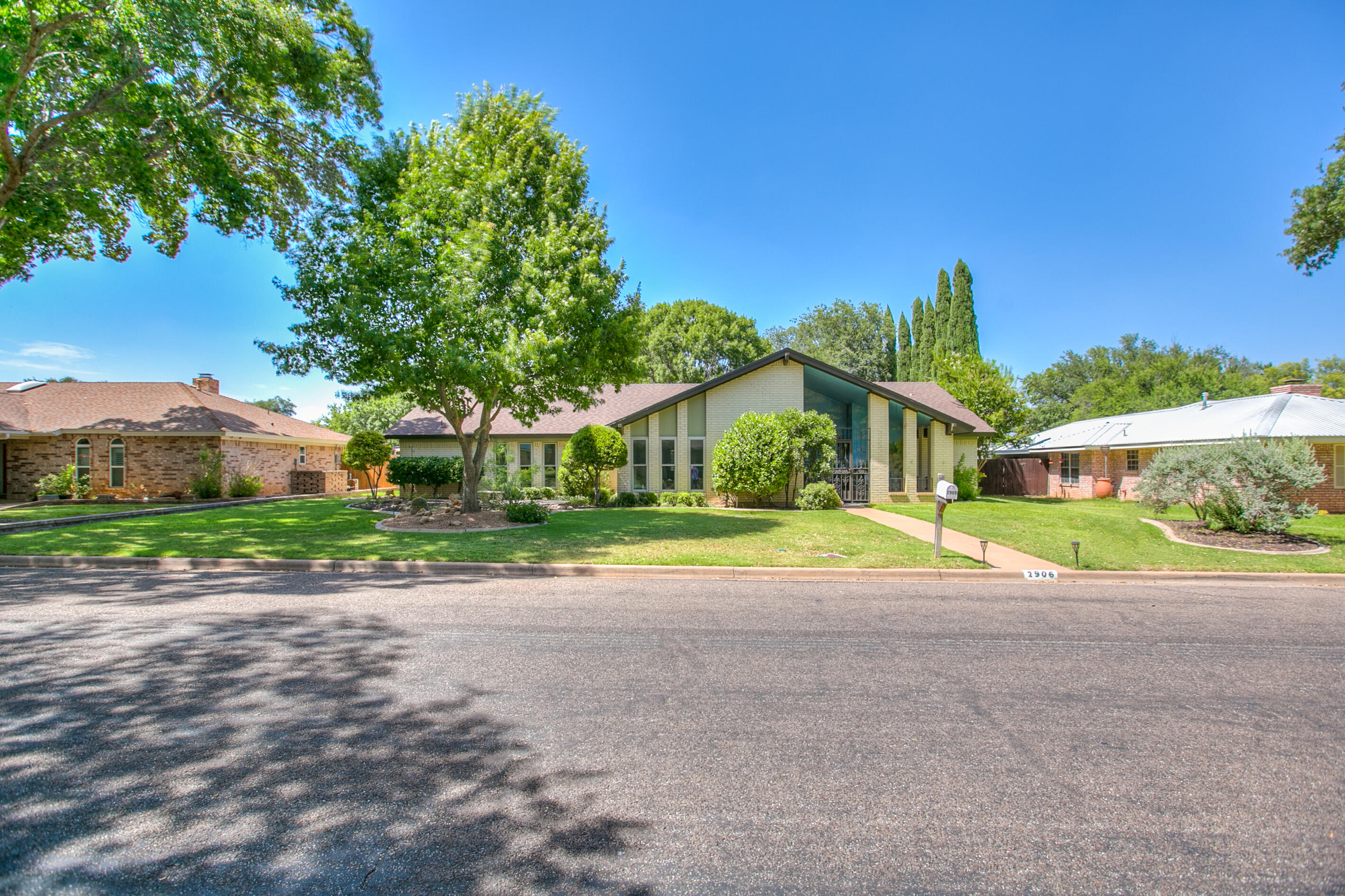 2906 Briargrove Lane Property Photo 1