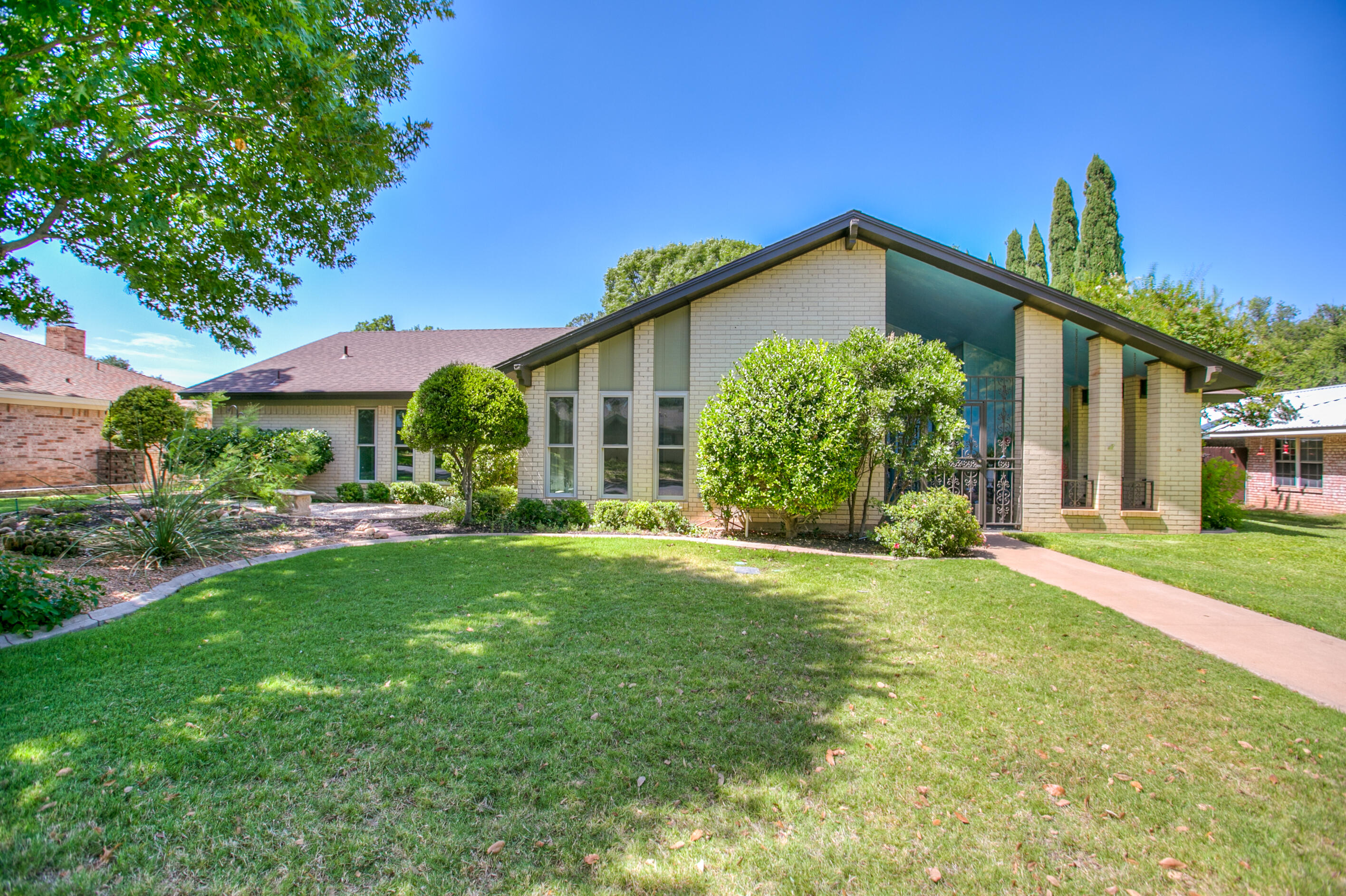 2906 Briargrove Lane Property Photo 3