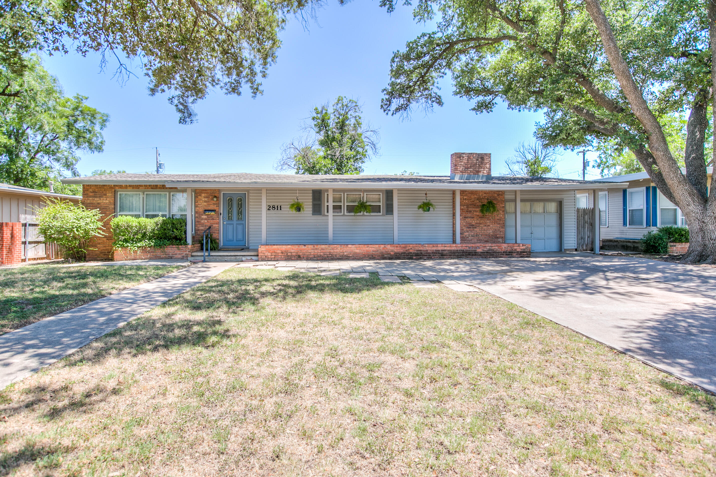 2811 W Twohig Avenue Property Photo 1