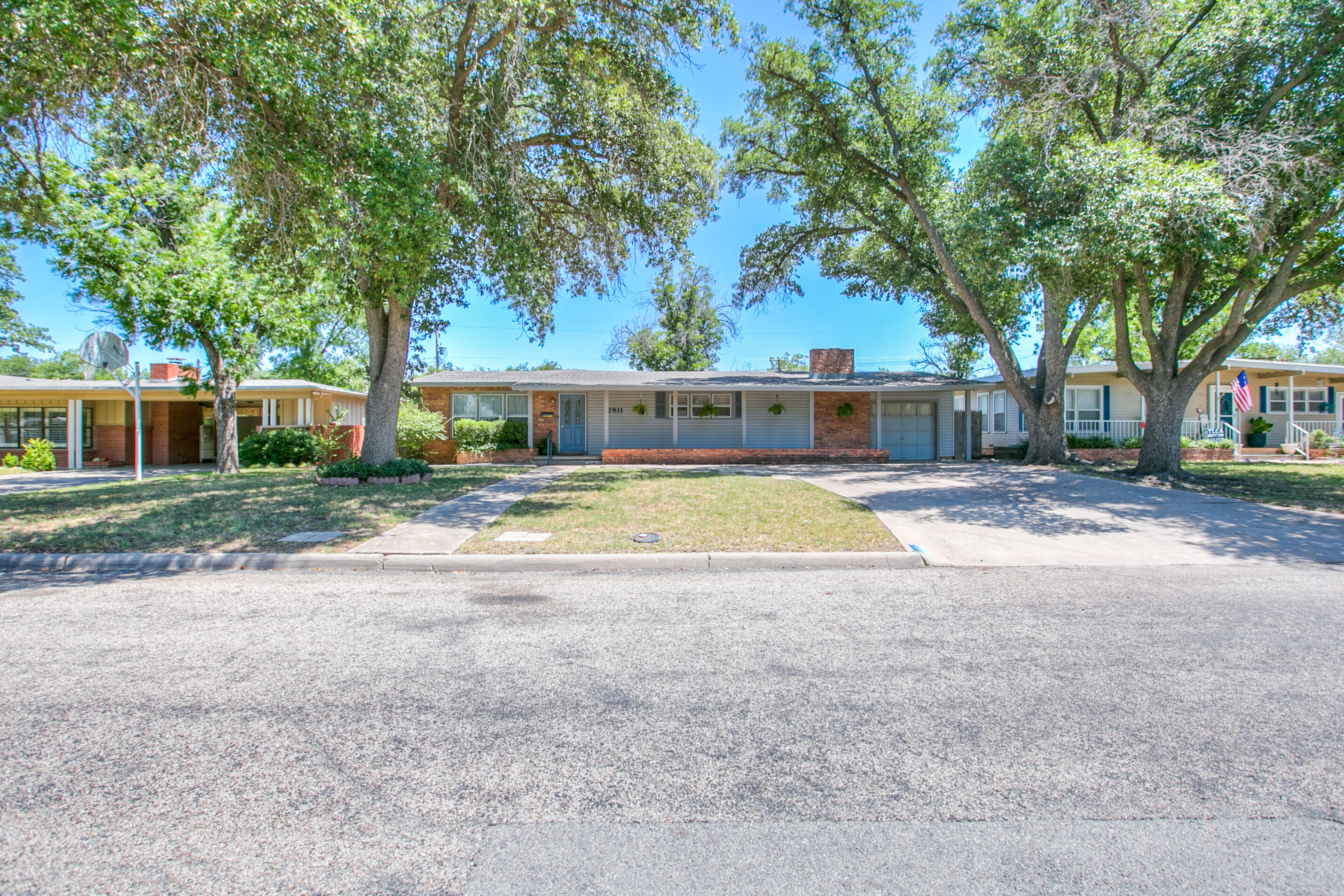 2811 W Twohig Avenue Property Photo 2