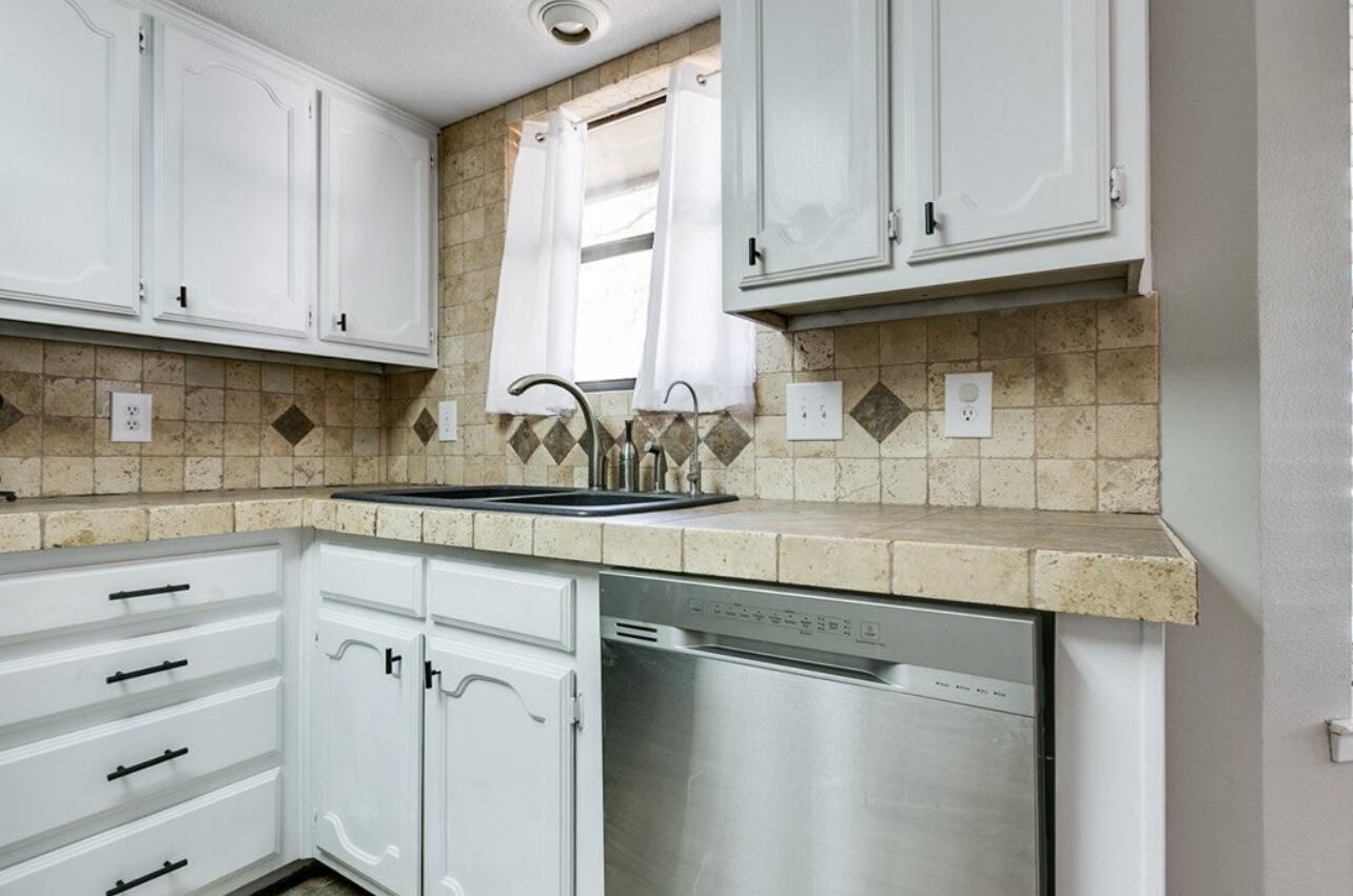 1305 N Broadway Street Property Photo 9
