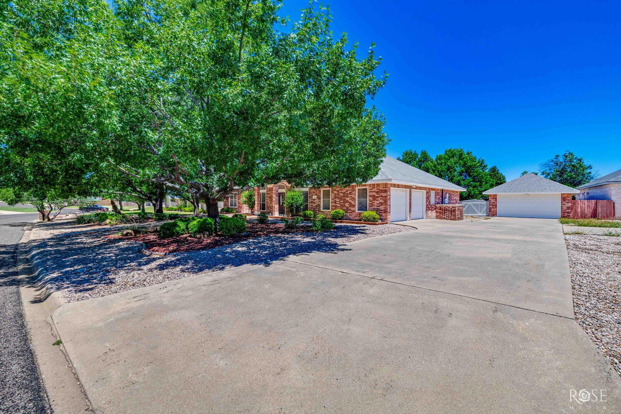 6030 Kingsbridge Drive Property Photo 4