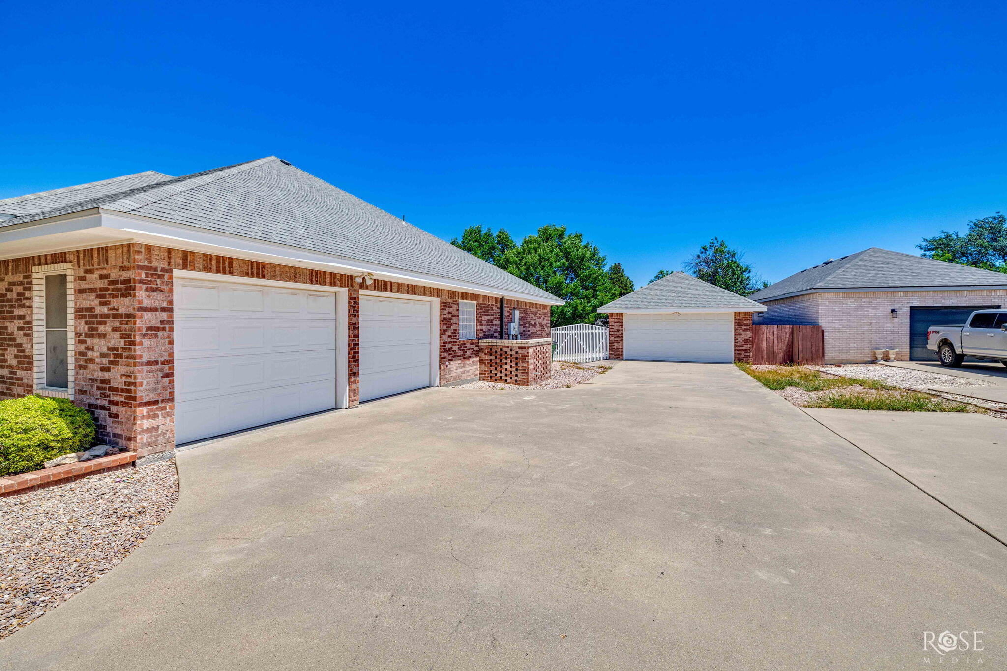 6030 Kingsbridge Drive Property Photo 5