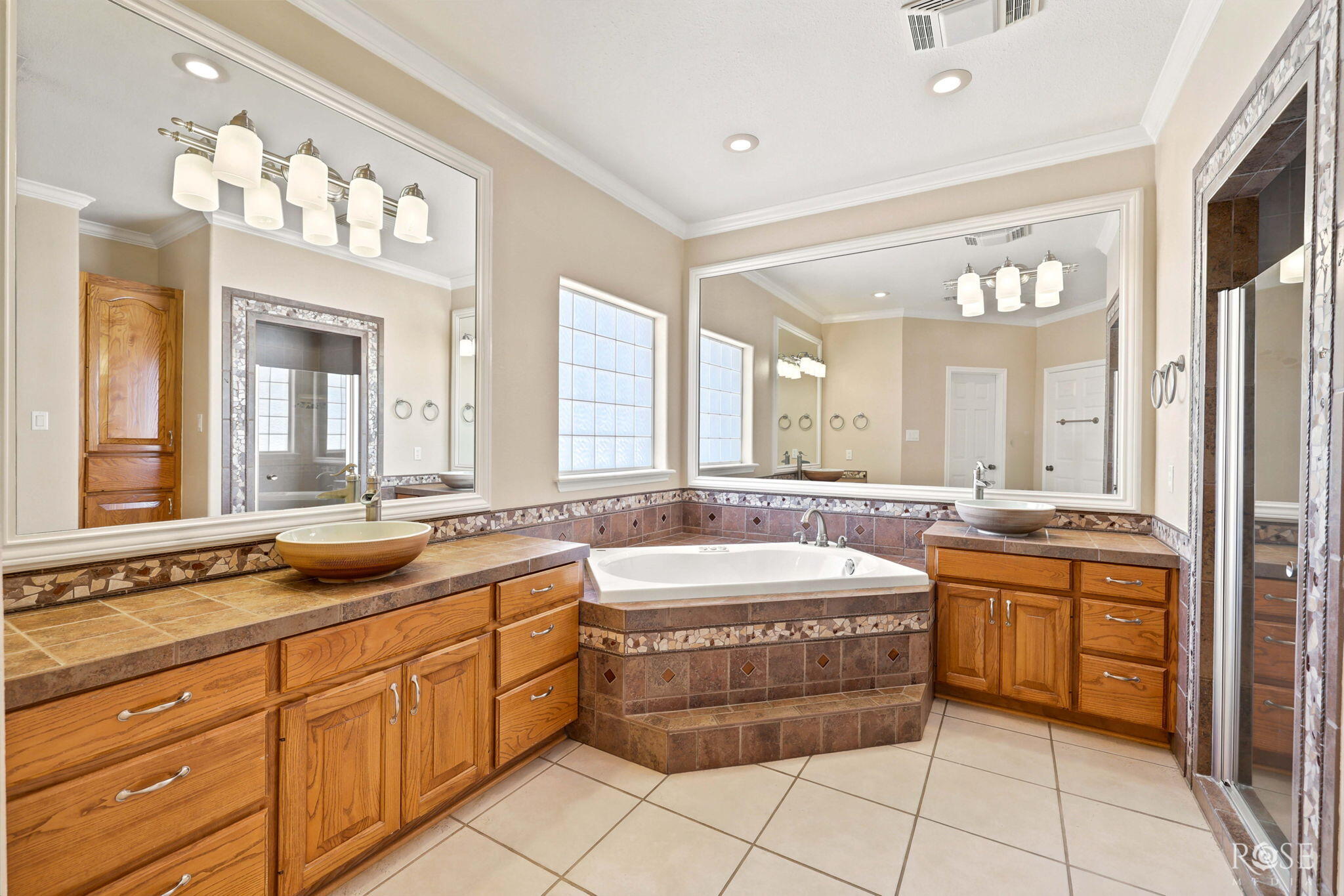 6030 Kingsbridge Drive Property Photo 22