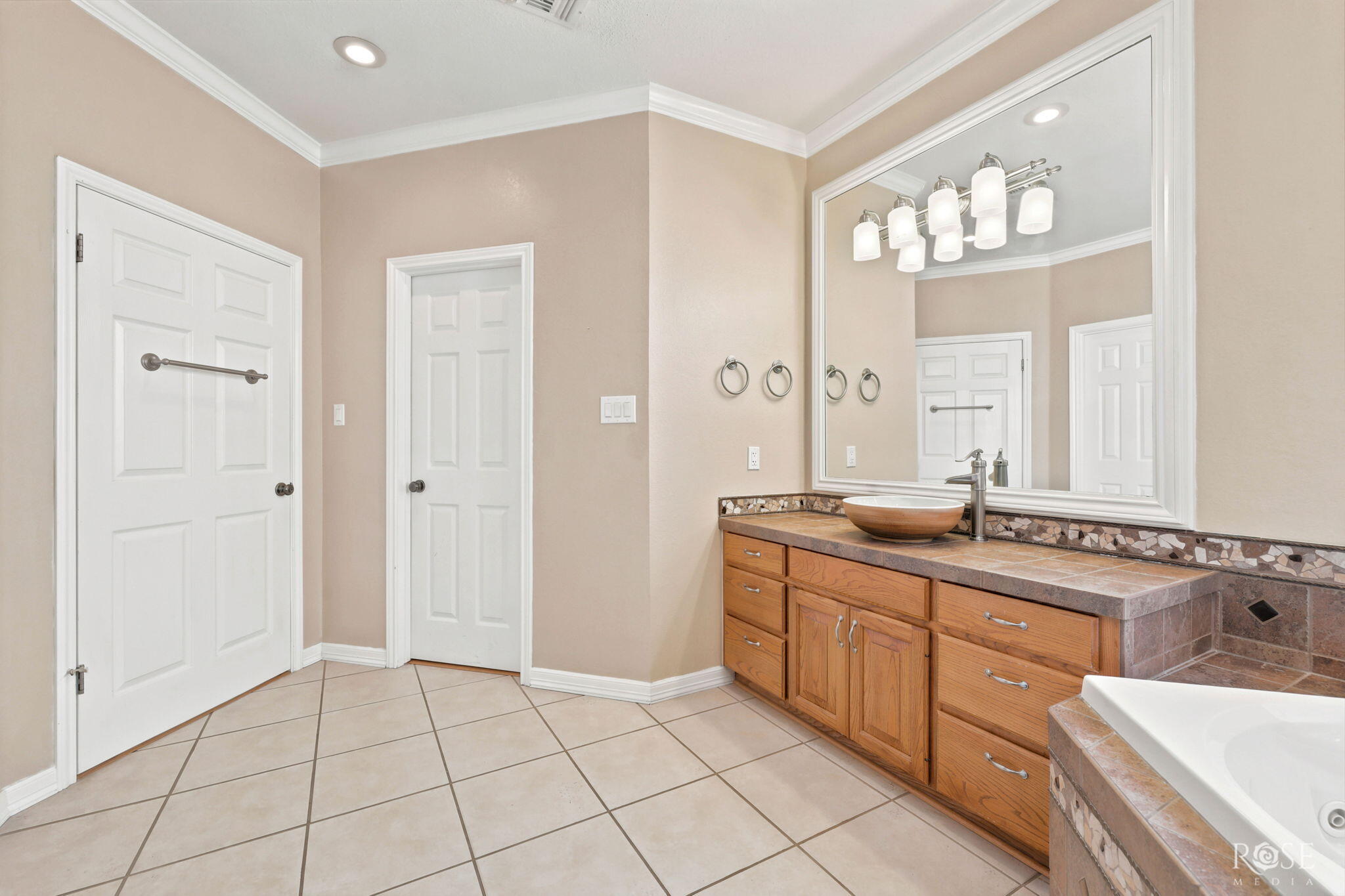 6030 Kingsbridge Drive Property Photo 24