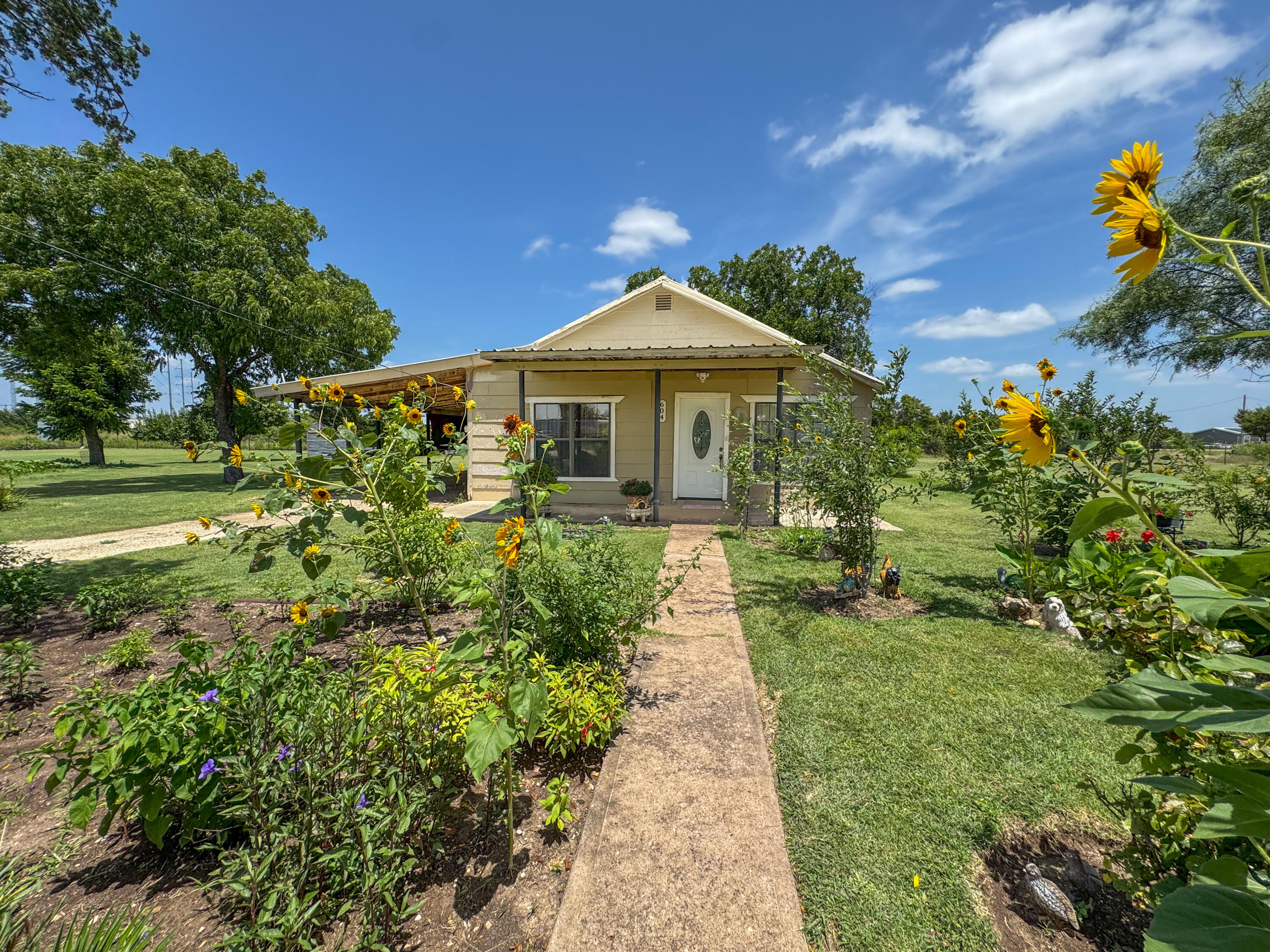 604 Hall Street Property Photo 4