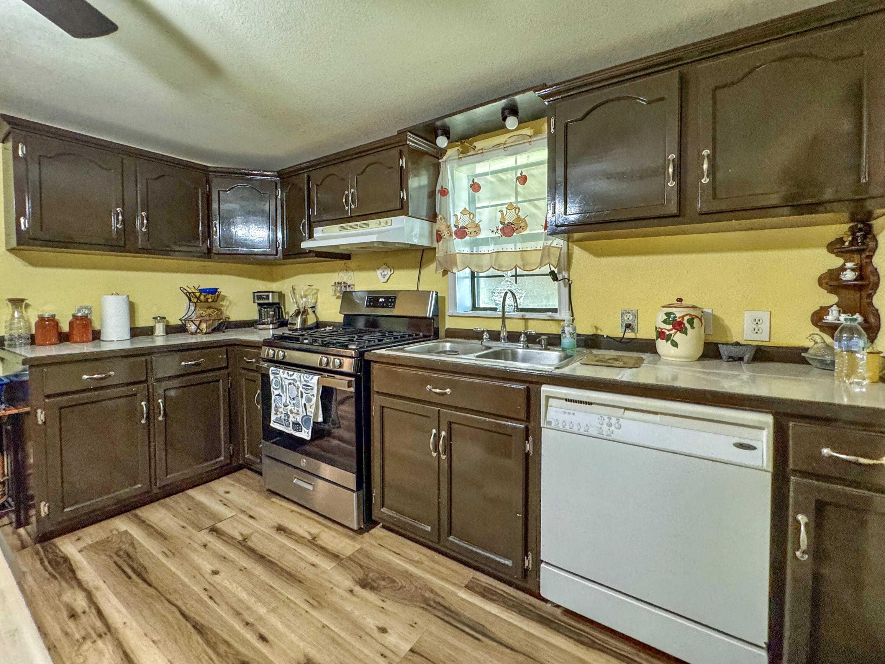 604 Hall Street Property Photo 16