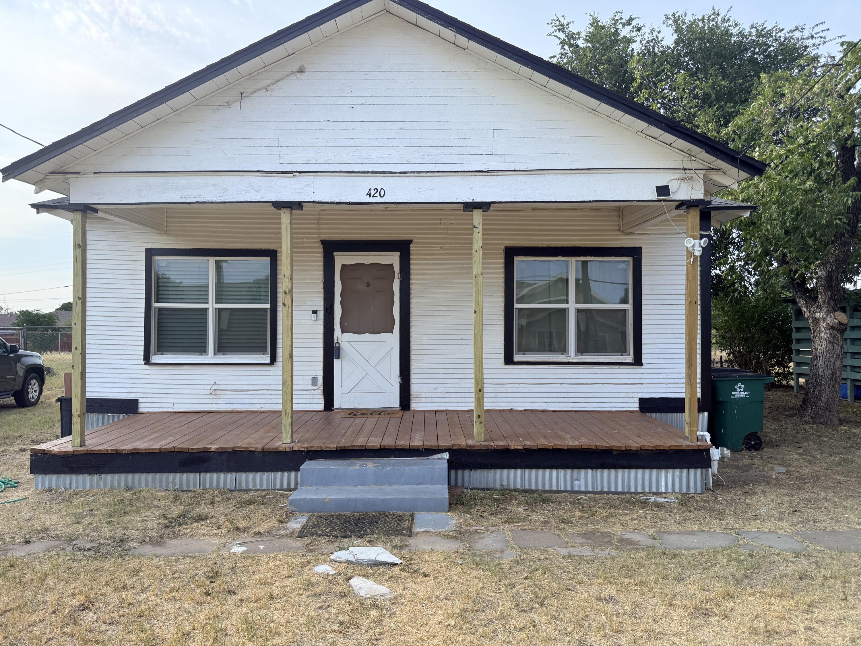 420 E 10th Street Property Photo 1