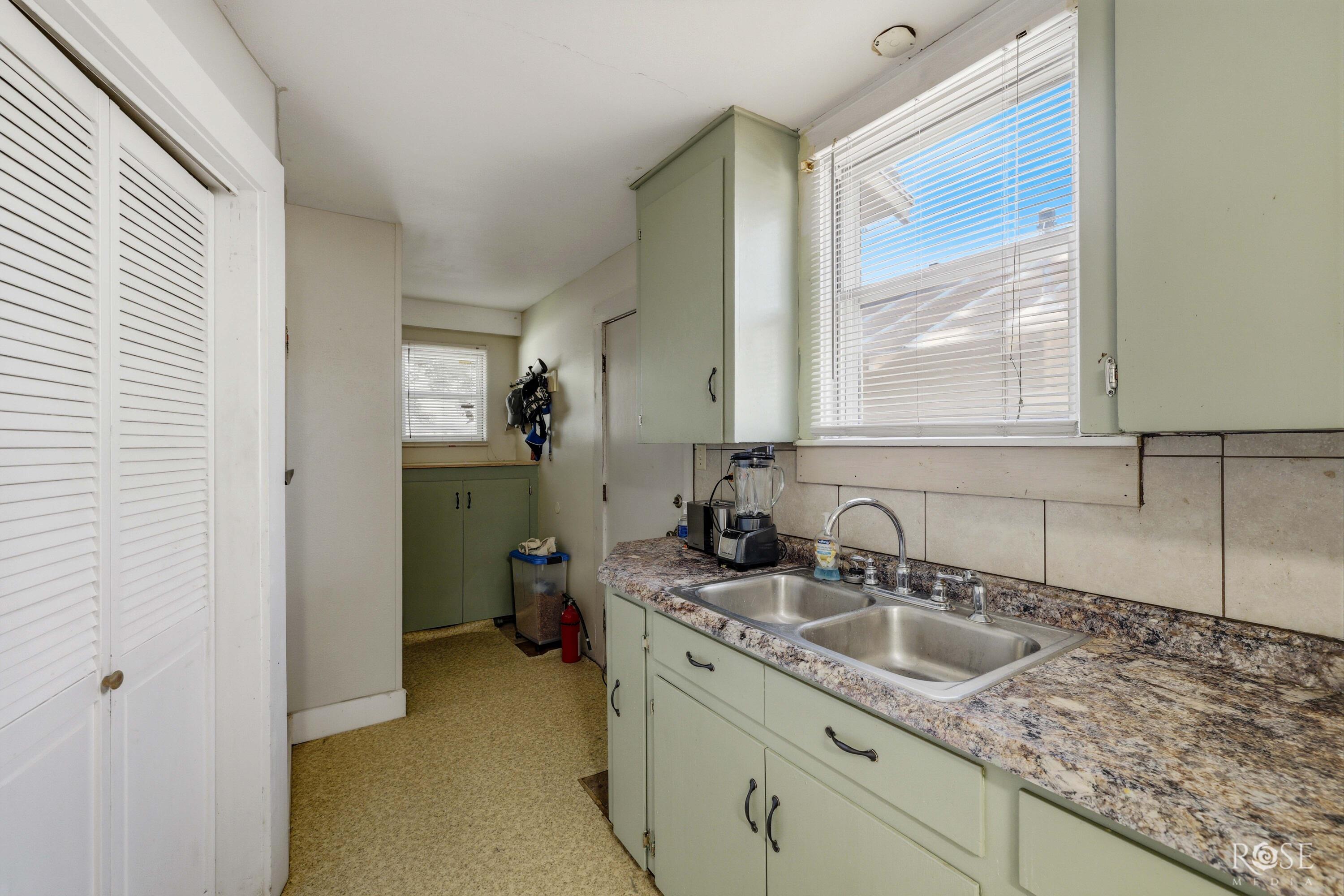 306 Ave E Property Photo 15