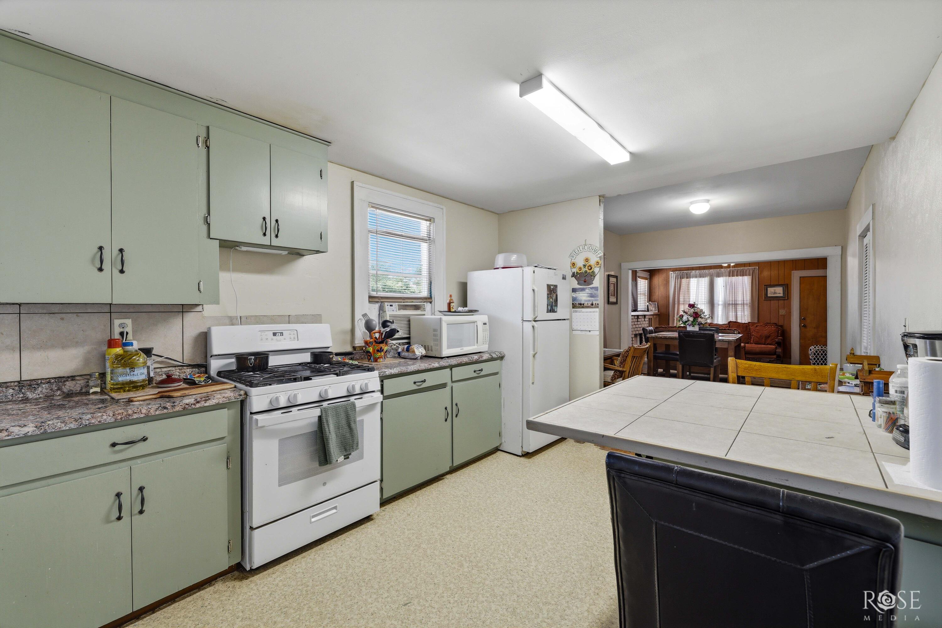 306 Ave E Property Photo 17