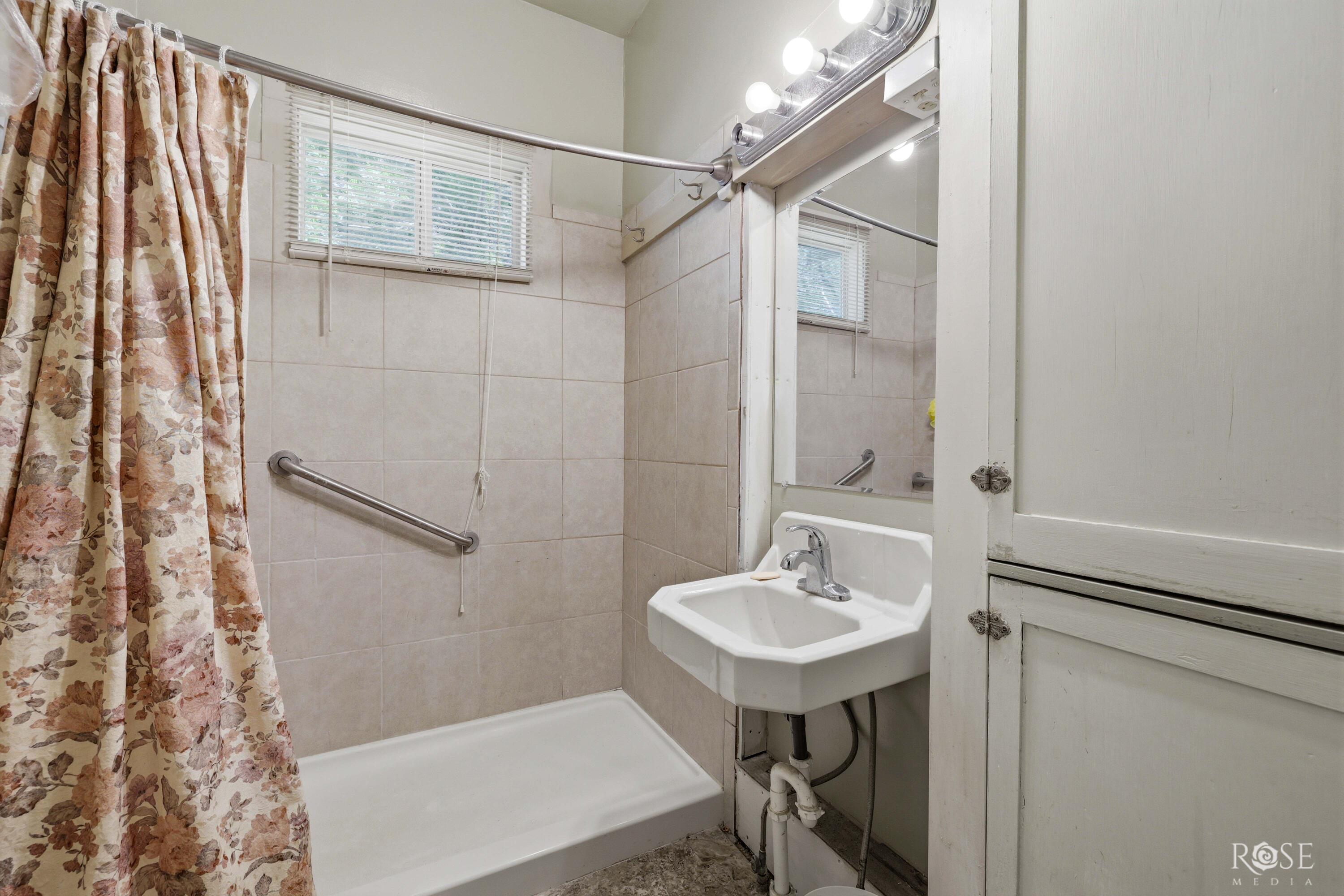 306 Ave E Property Photo 22