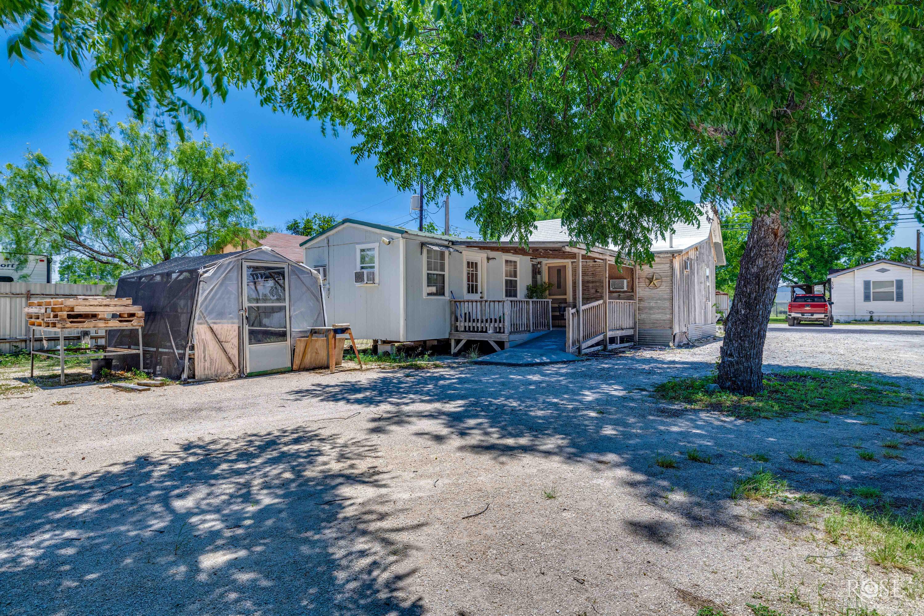 306 Ave E Property Photo 28