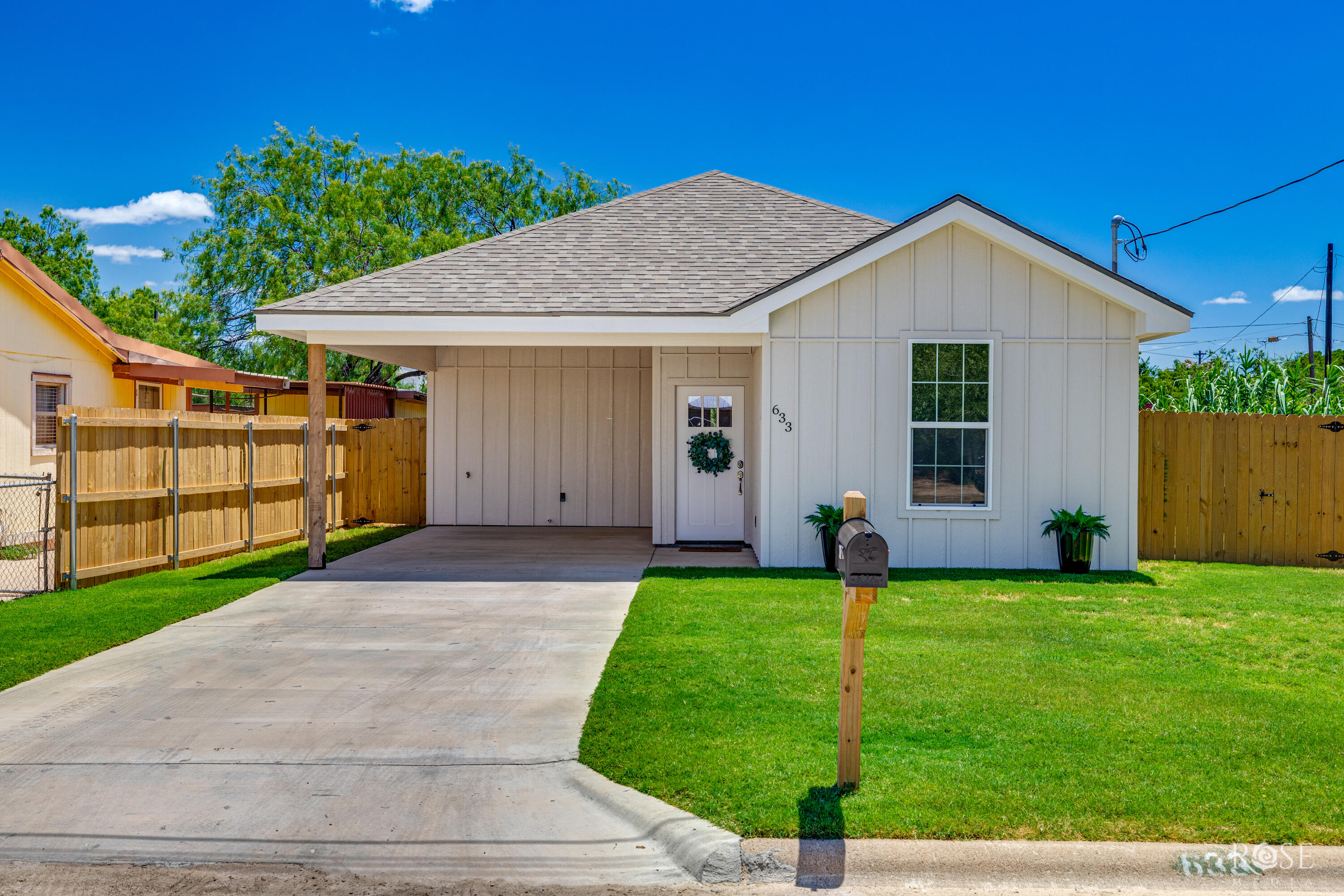 633 W Avenue Z