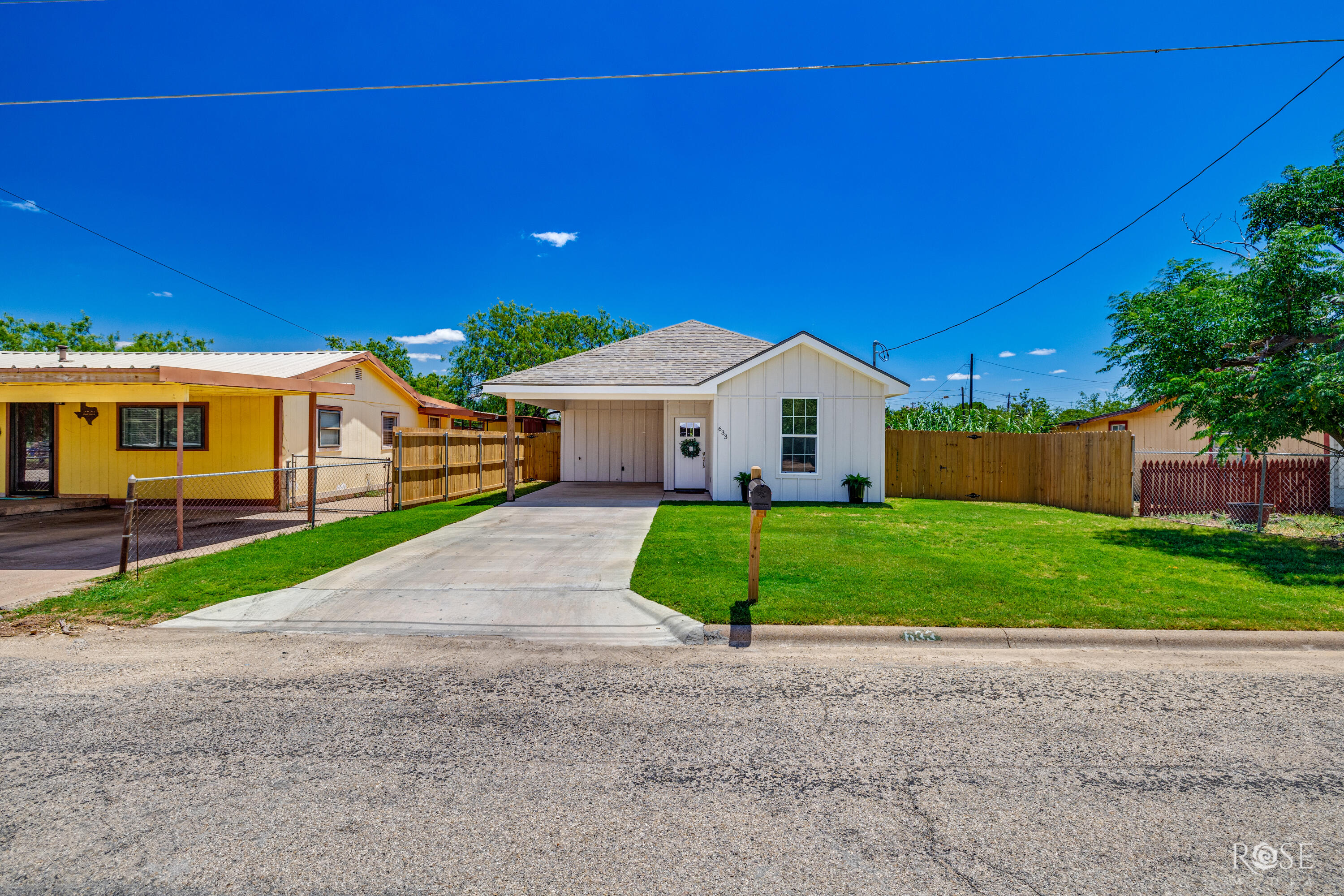 633 W Avenue Z Property Photo 2