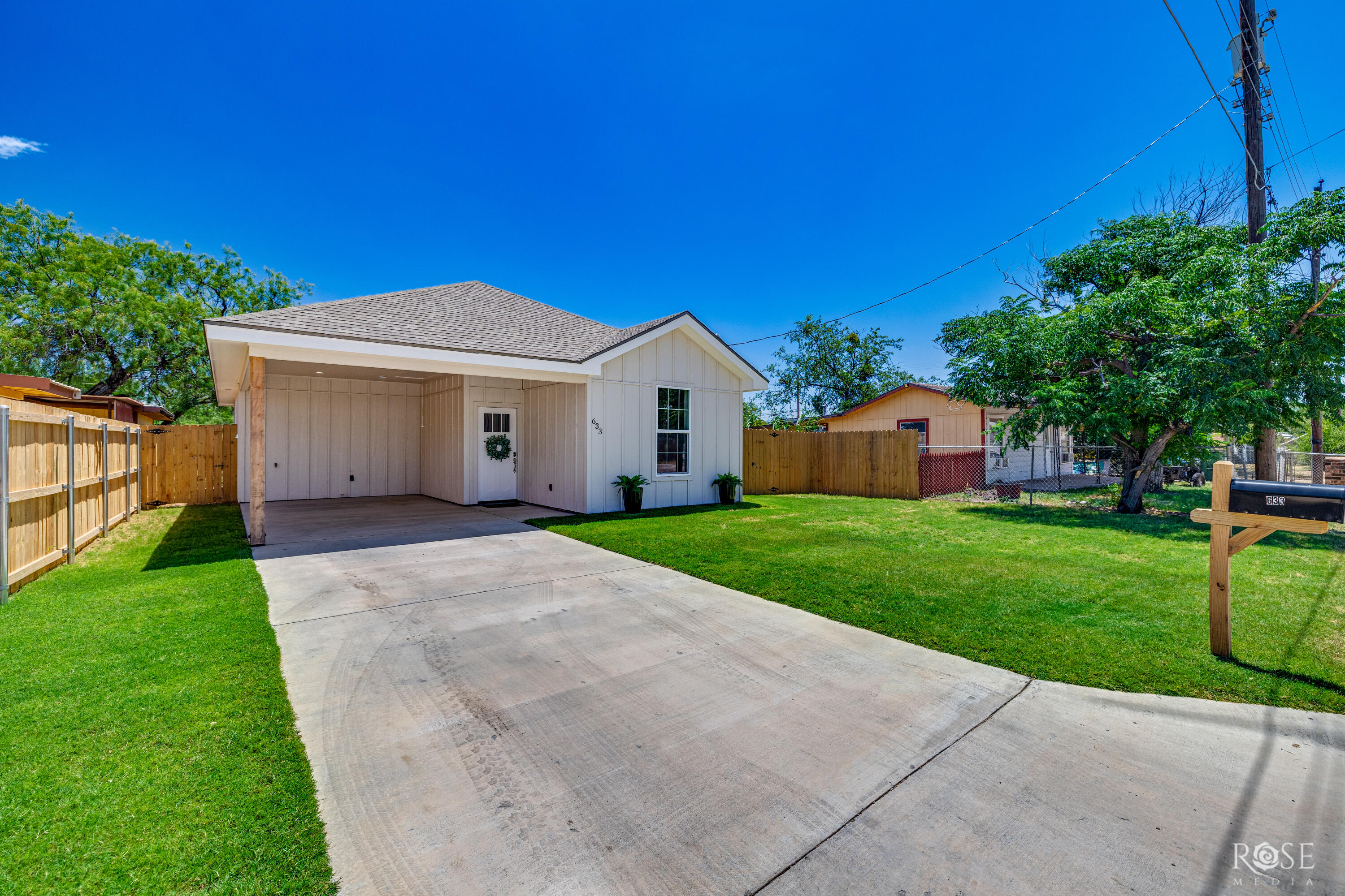633 W Avenue Z Property Photo 3