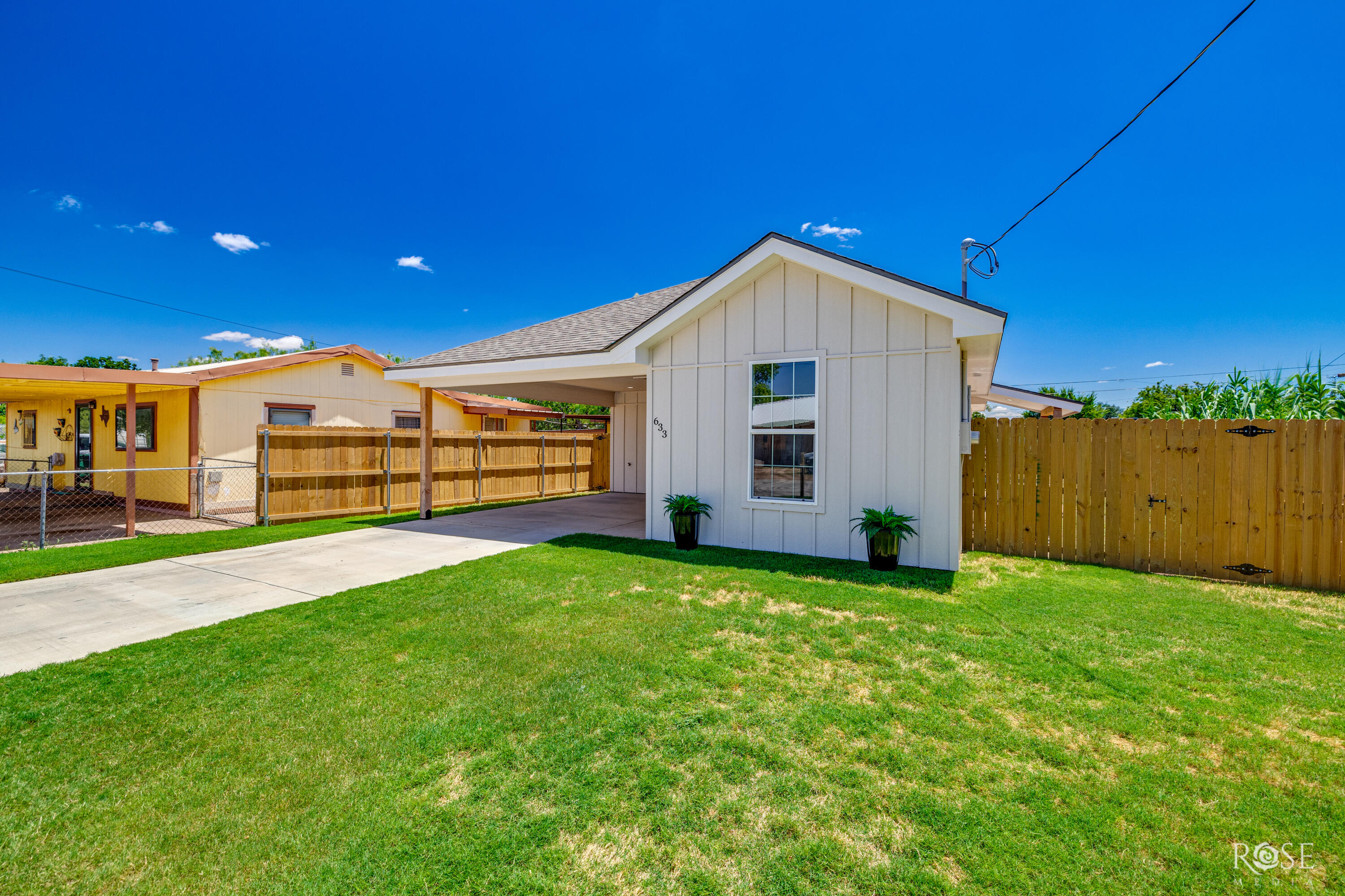 633 W Avenue Z Property Photo 5